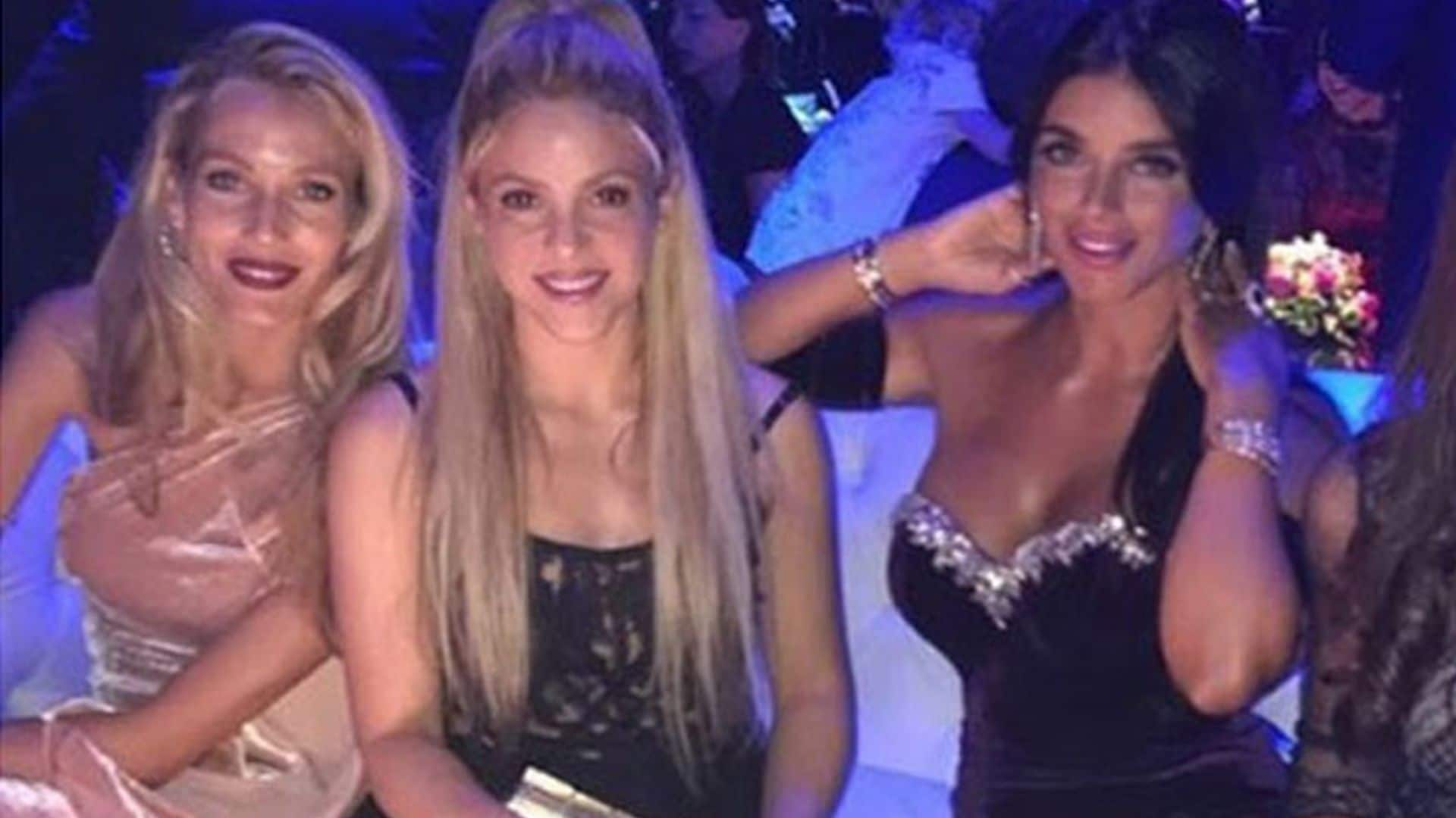 Así es el polémico vestido que ha lucido Shakira en la boda de Leo Messi y Antonela Roccuzzo