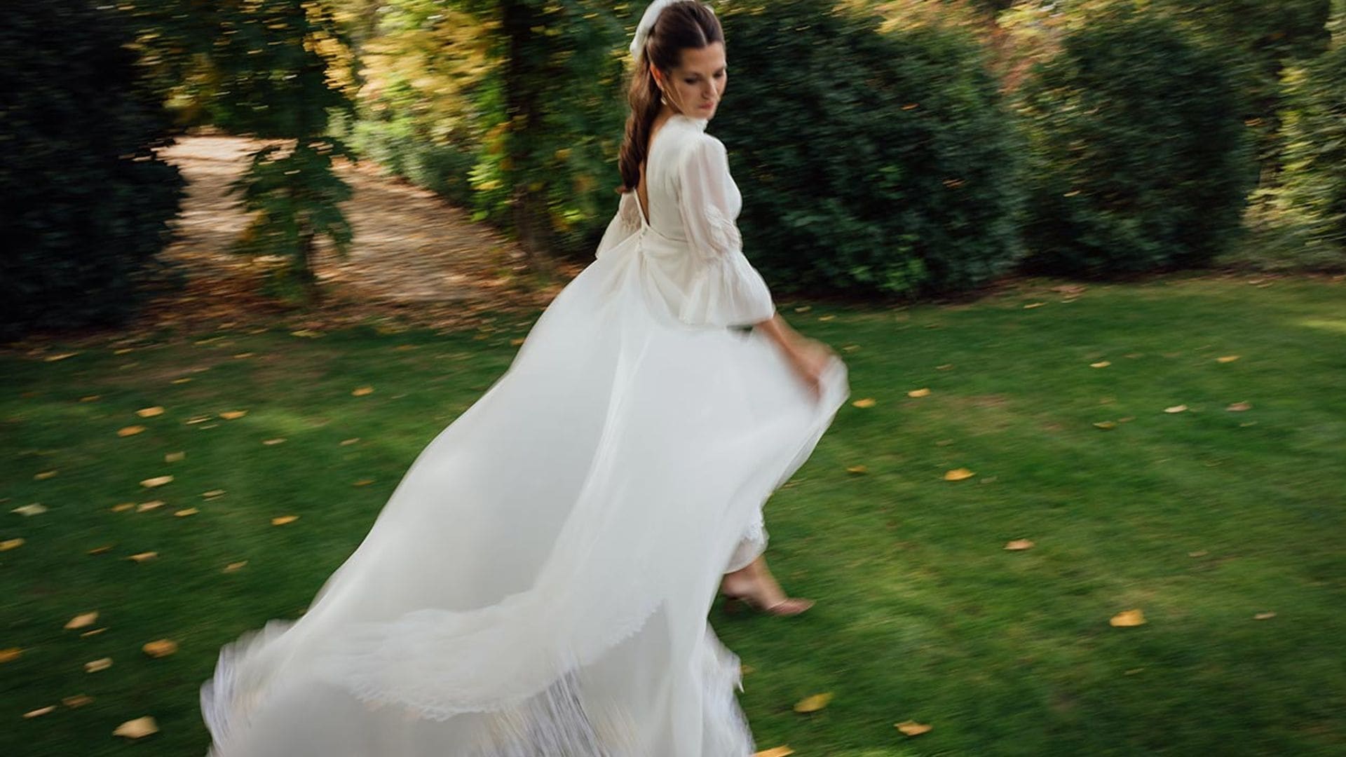 María, la novia madrileña del lazo en el pelo y el vestido creado con un mantel antiguo