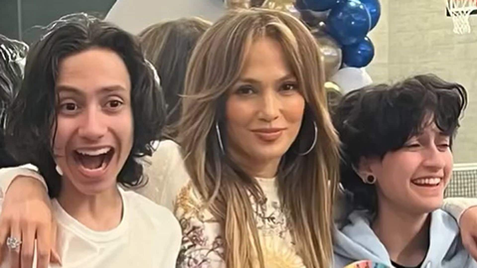 Los hijos de Jennifer Lopez, Max y Emme, casi más altos que ella en la fiesta de su 17 cumpleaños