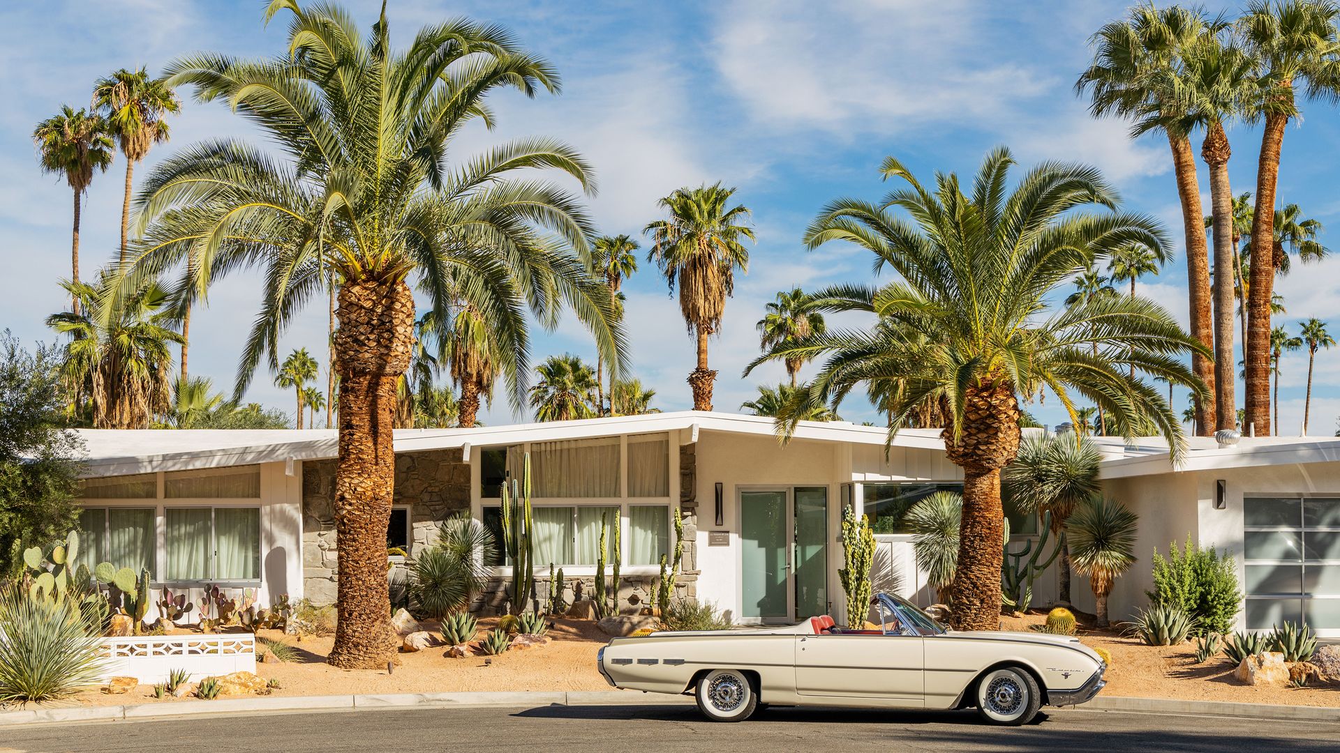 Fachada de la casa de Ace Harper en Palm Springs