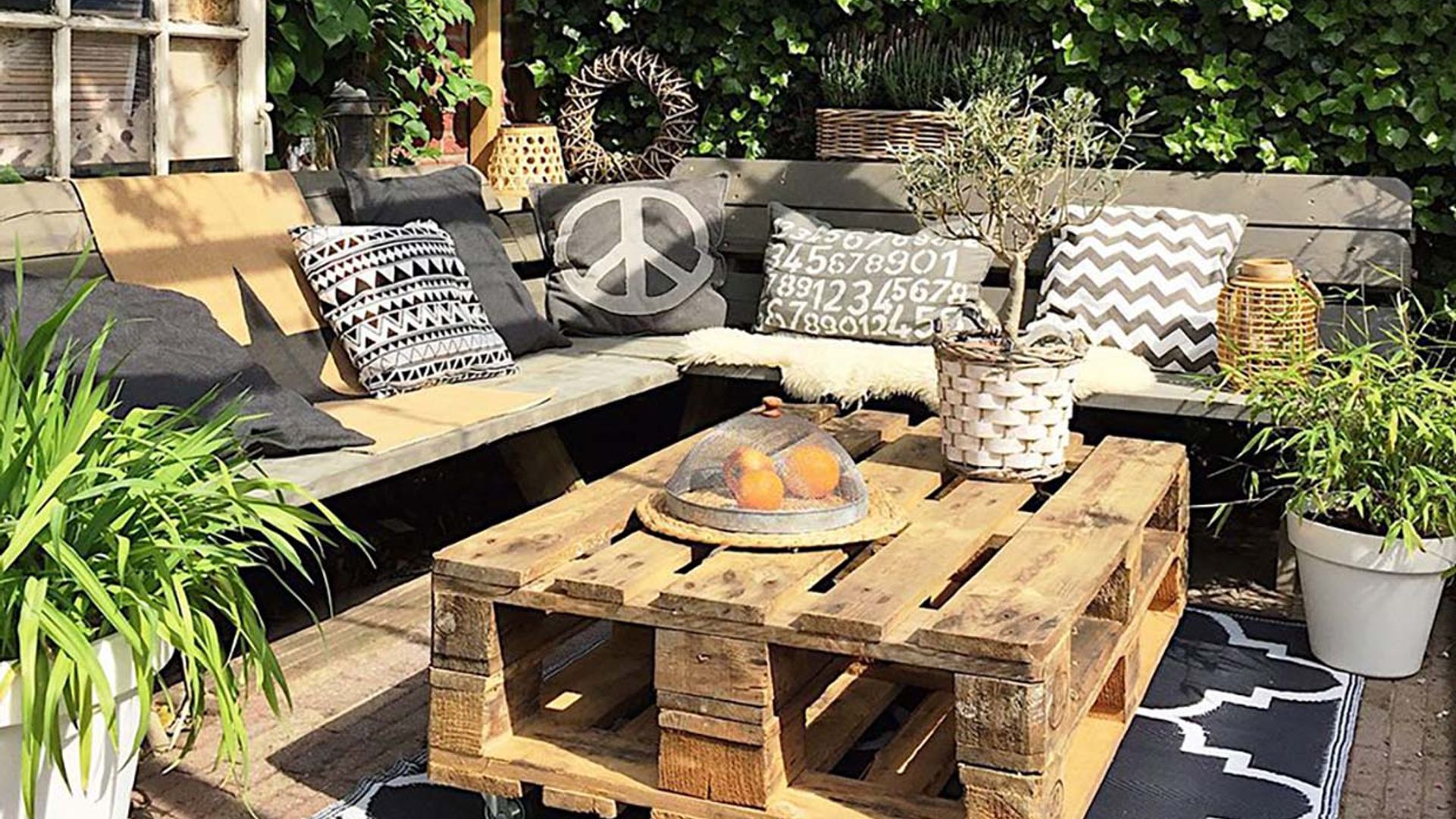 20 ideas (súper bonitas) para decorar tu espacio exterior con palets