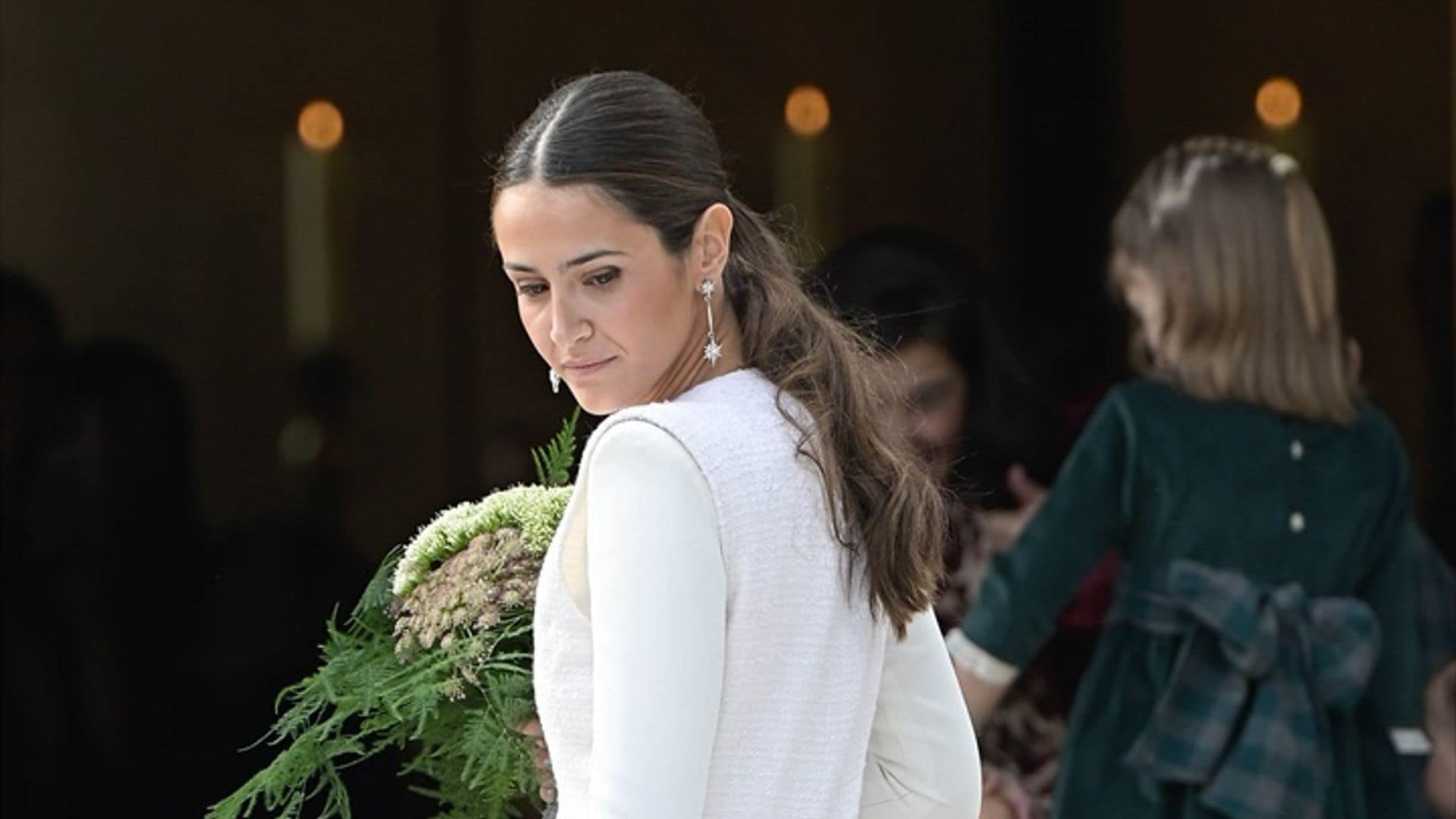 Los detalles del clásico look nupcial de Almudena Montejo Elorza en su boda con Félix de Gregorio Navasqüés