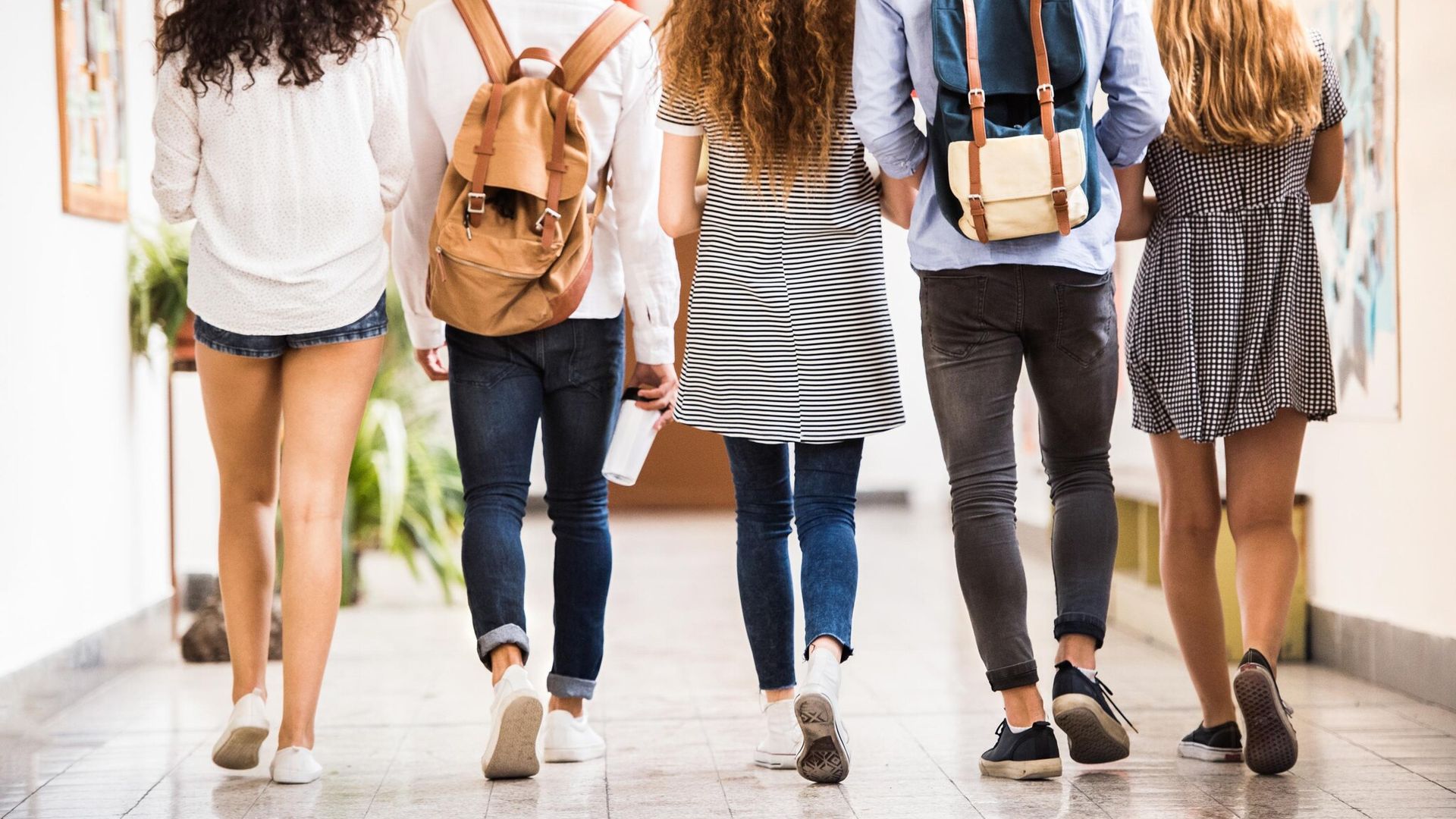 chicos entrando en el instituto de camino a clase 