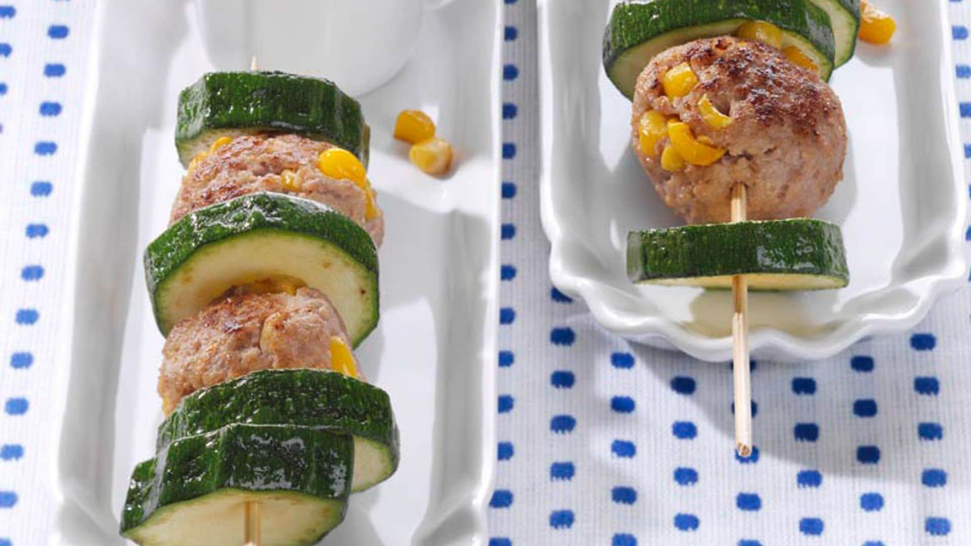 Pinchos de albóndigas de calabacín con salsa de yogur