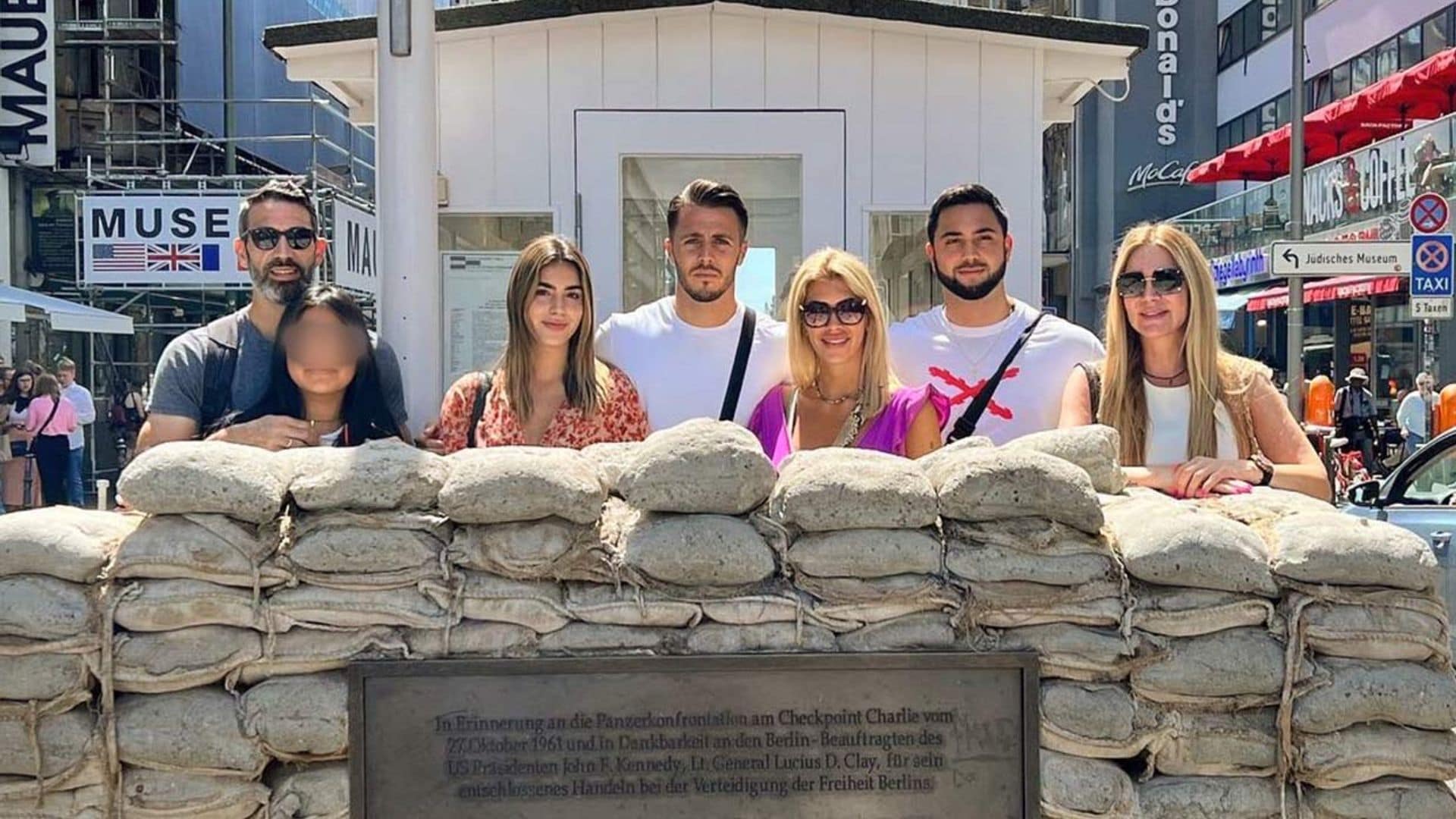 Ingrid Asensio y Fernando Sanz viajan a Berlín junto a toda su familia ¡celebrando que van a ser abuelos!