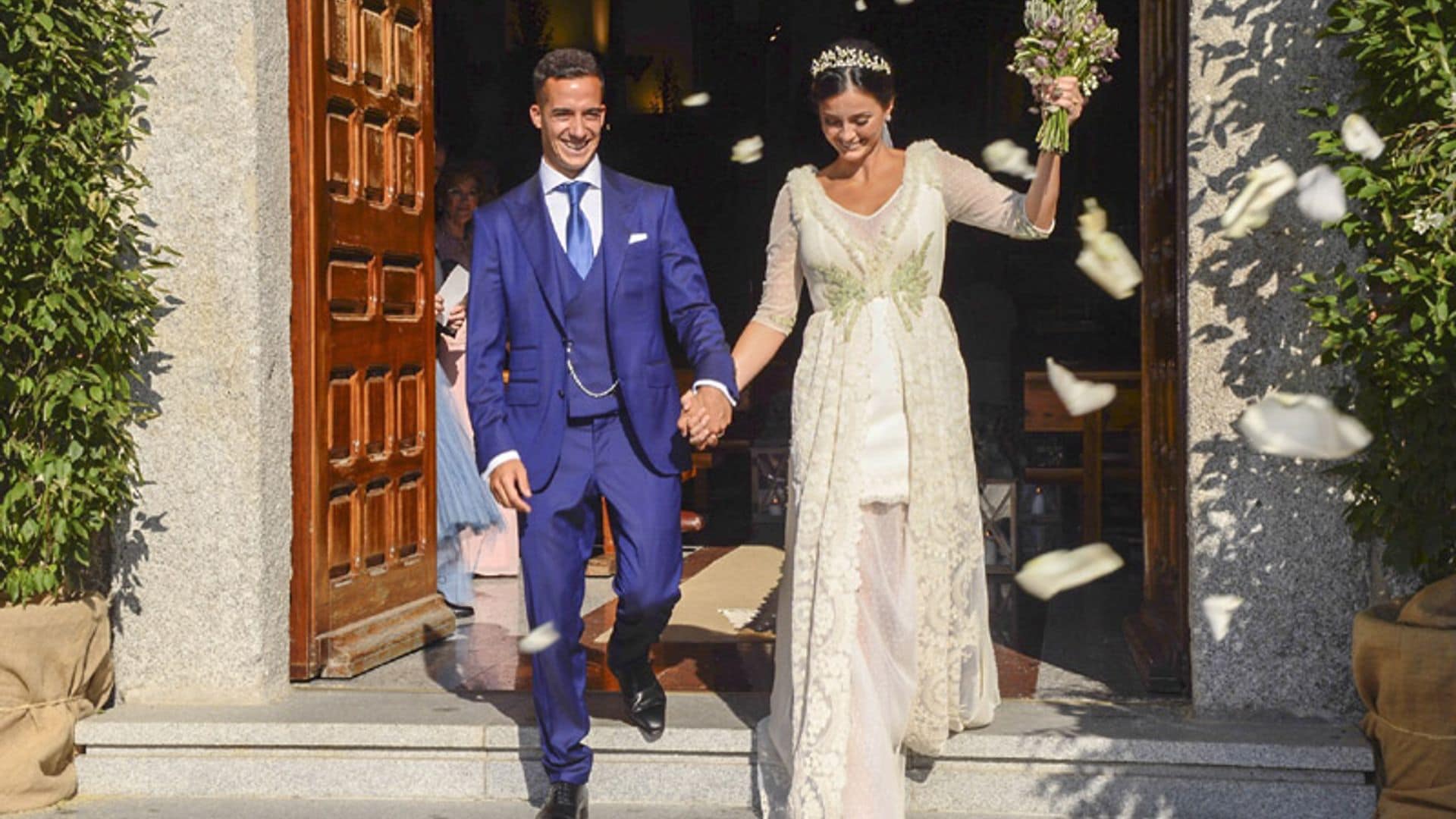 Una lluvia de pétalos, besos de los recién casados… los momentos más románticos de la boda de Lucas Vázquez