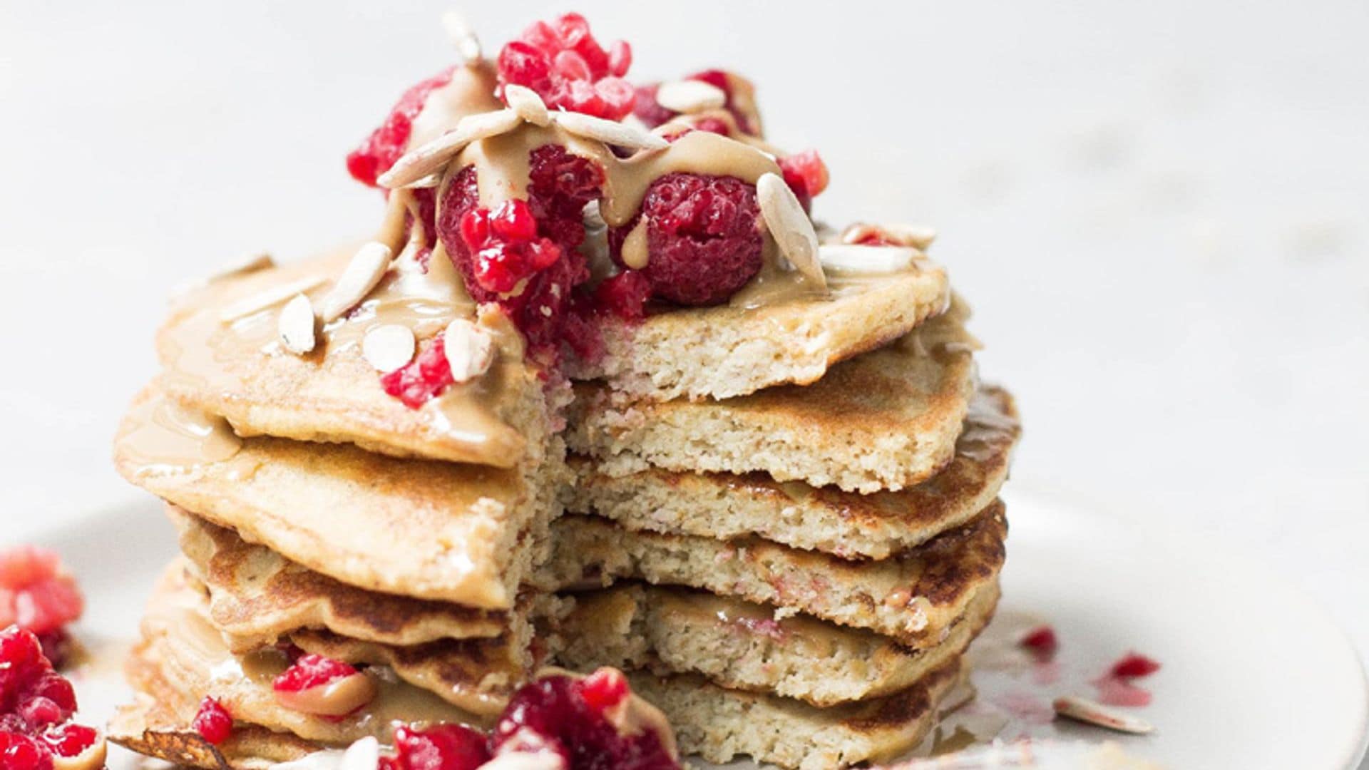 Tortitas de plátano y semillas con salsa de yogur