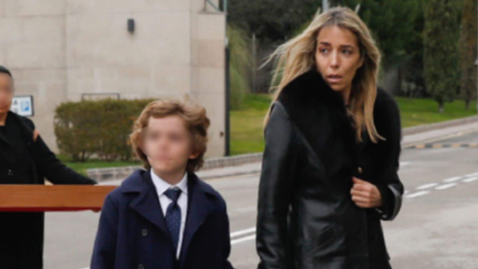 La mujer de Fernando Gómez-Acebo, Nadia Halamandari, y su hijo Nicolás de 7 años le dan el último adiós