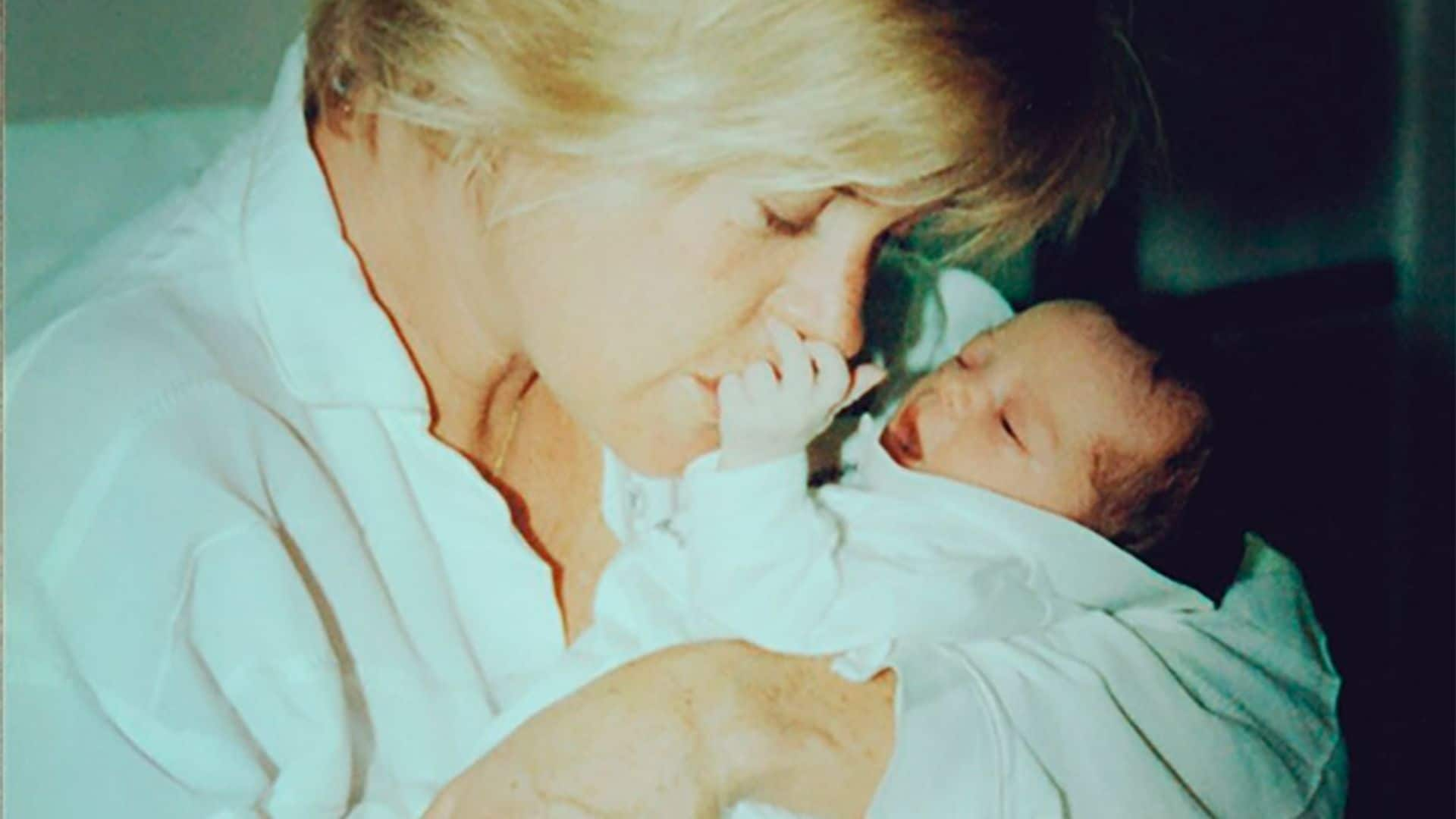 Melanie Griffith celebra el cumpleaños de su hija Stella con la imagen más tierna del día que nació