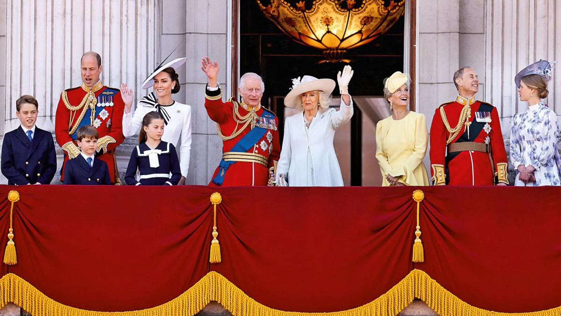 Sobre estas líneas, los Windsor en el balcón de Buckingham disfrutando del espectáculo de los aviones de la Royal Air Force, que pintaron la bandera en el cielo.