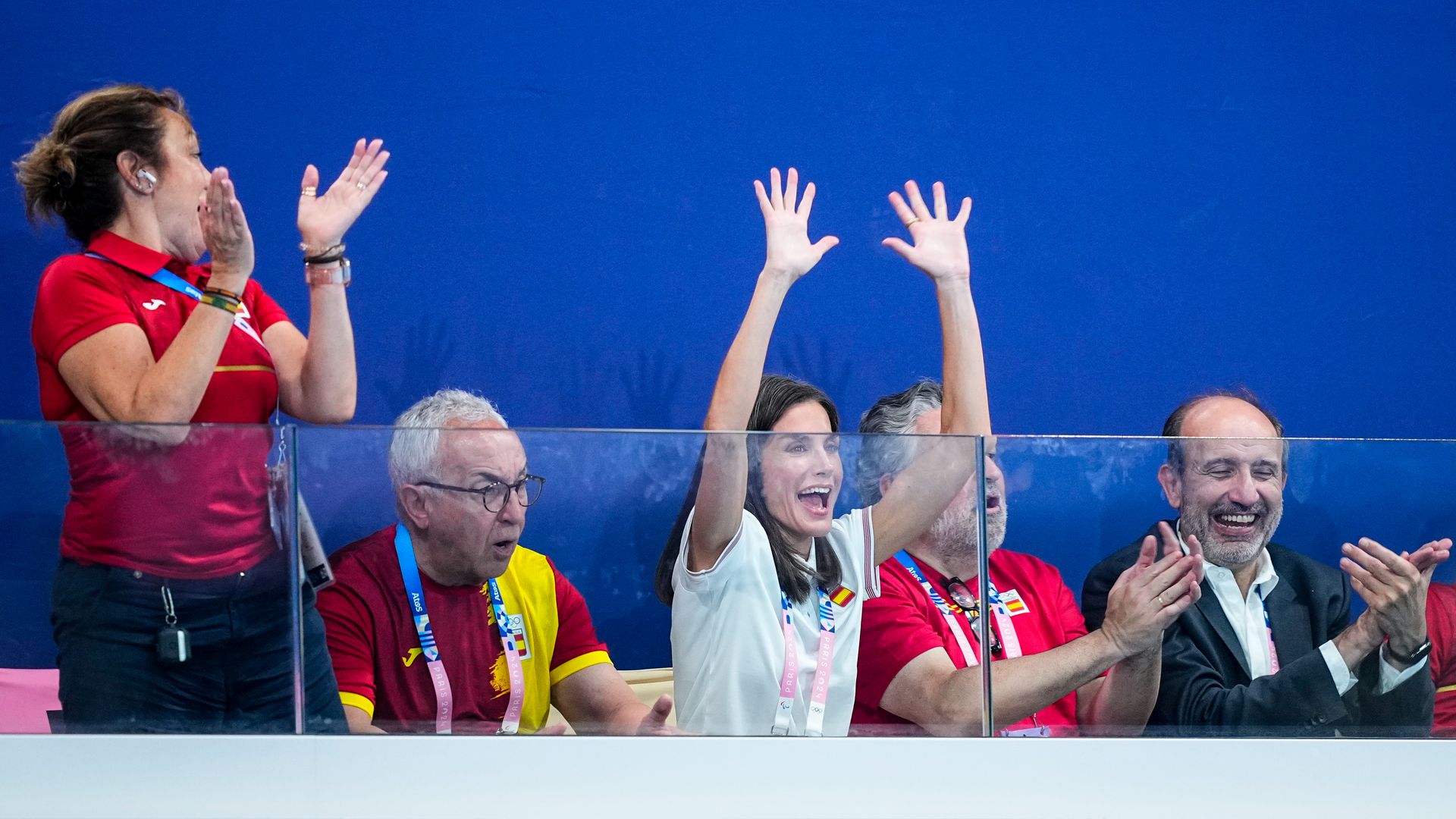 La reina Letizia animando al equipo femenino de waterpolo en el Centro Acuático, en París 2024