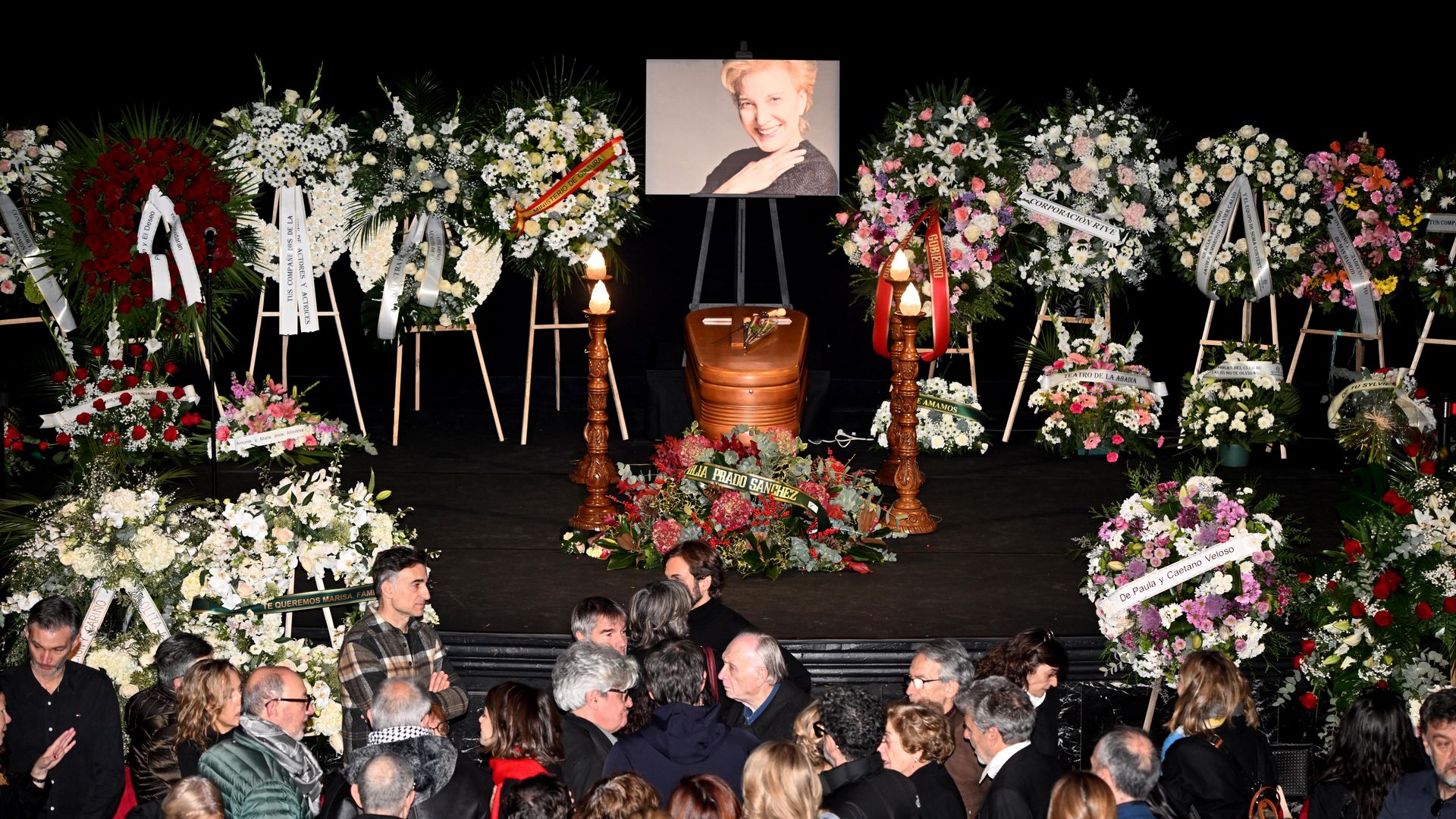 El último y multitudinario adiós a Marisa Paredes en su capilla ardiente en el Teatro Español