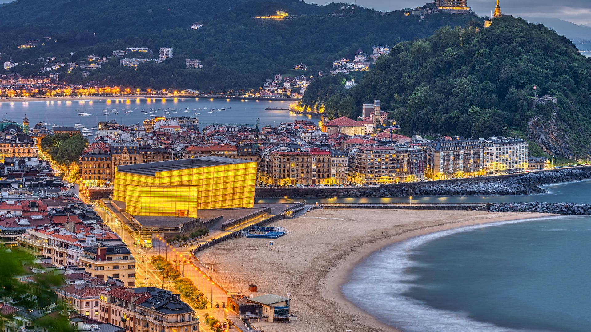 Panorámica al anochecer de San Sebastián con el icónico Kursaal en primer plano