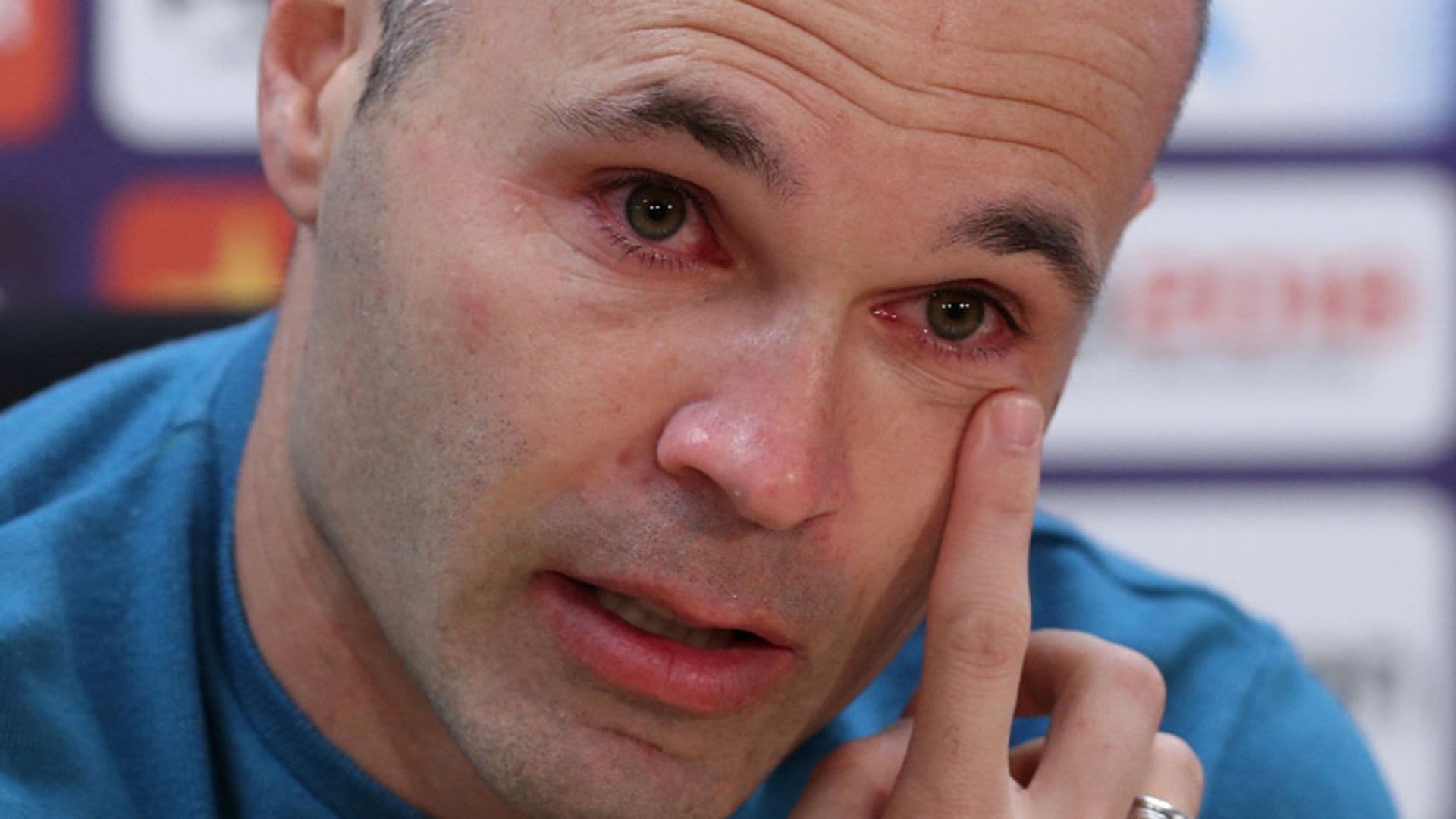 Andrés Iniesta, arropado por su familia, se despide entre lágrimas del Barça