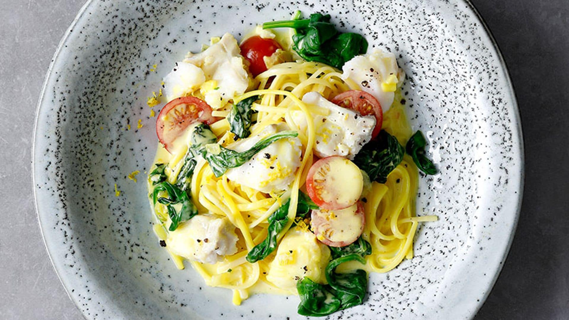 Espaguetis con bacalao skrei, espinacas, tomatitos y azafrán