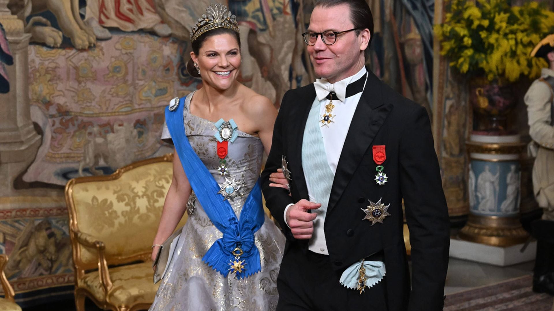 Victoria de Suecia y la reina Letizia, dos 'royals' que apuestan por vestidos de gala de marcas asequibles