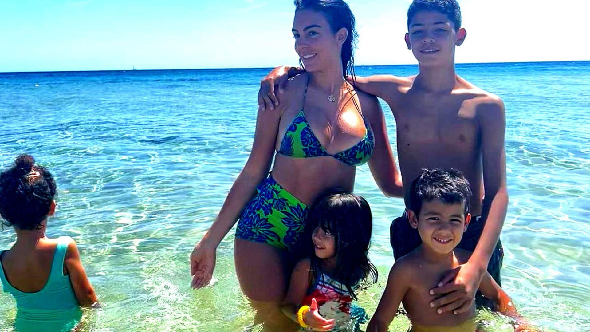 ¡Todos a la playa!: Georgina Rodríguez apura el verano con sus hijos y así lo disfruta Bella Esmeralda