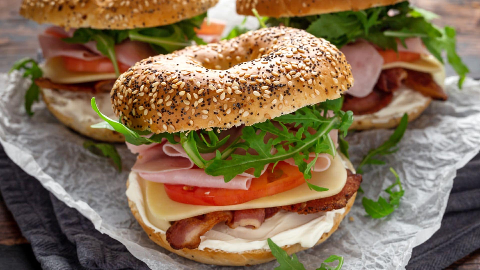 'Bagel' de jamón y rúcula a los dos quesos