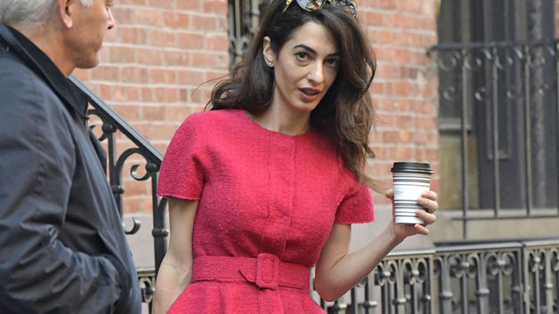 Amal Clooney vuelve a conquistarnos con uno de sus looks más significativos