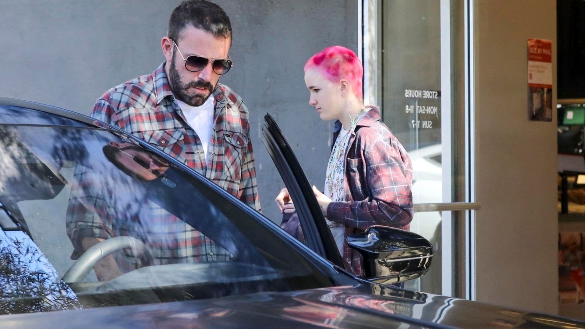 Seraphina, hija de Ben Affleck, sorprende con su radical y colorido look