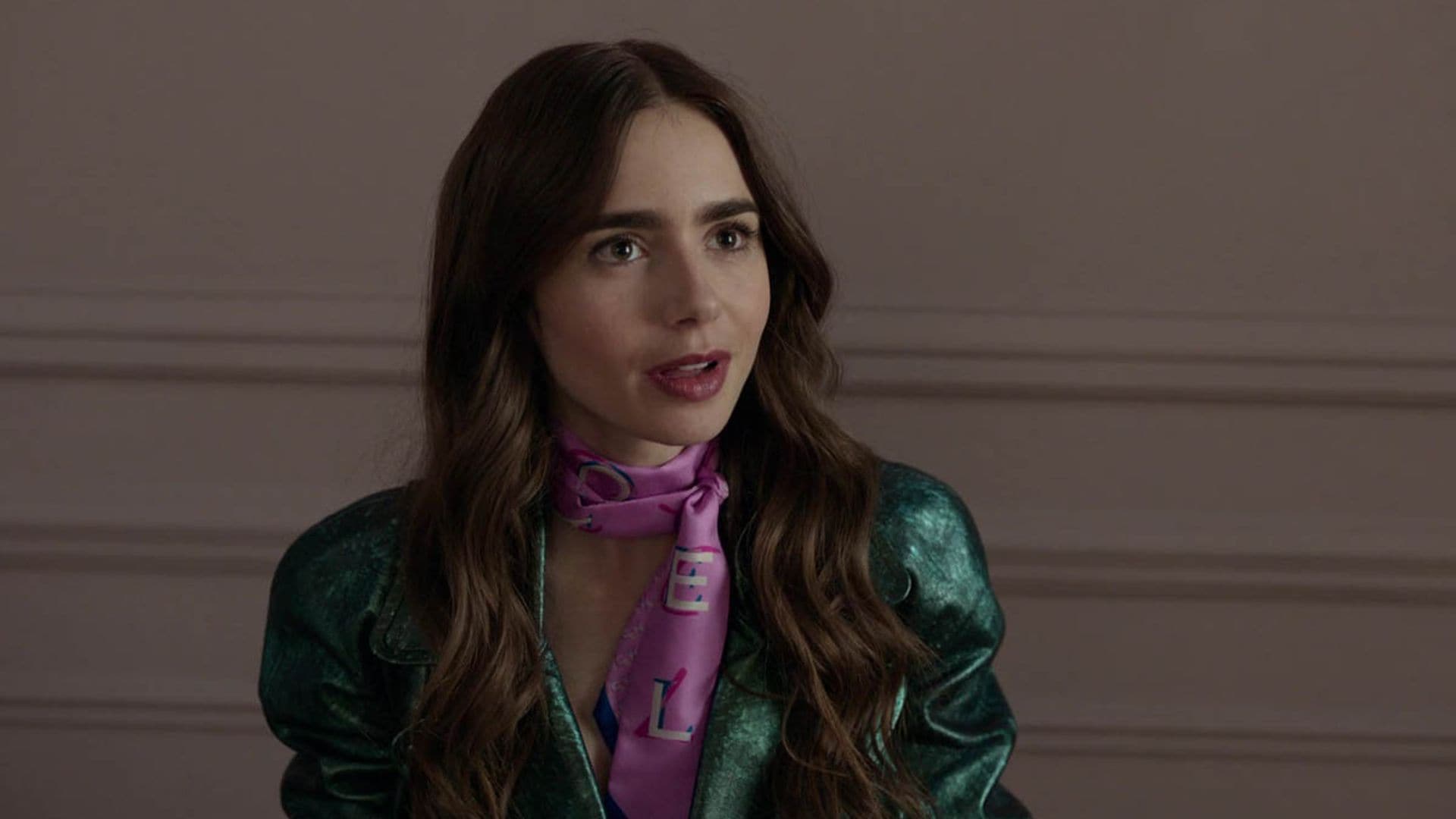 Lilly Collins copia a su personaje en 'Emily in Paris' con un accesorio de supertendencia