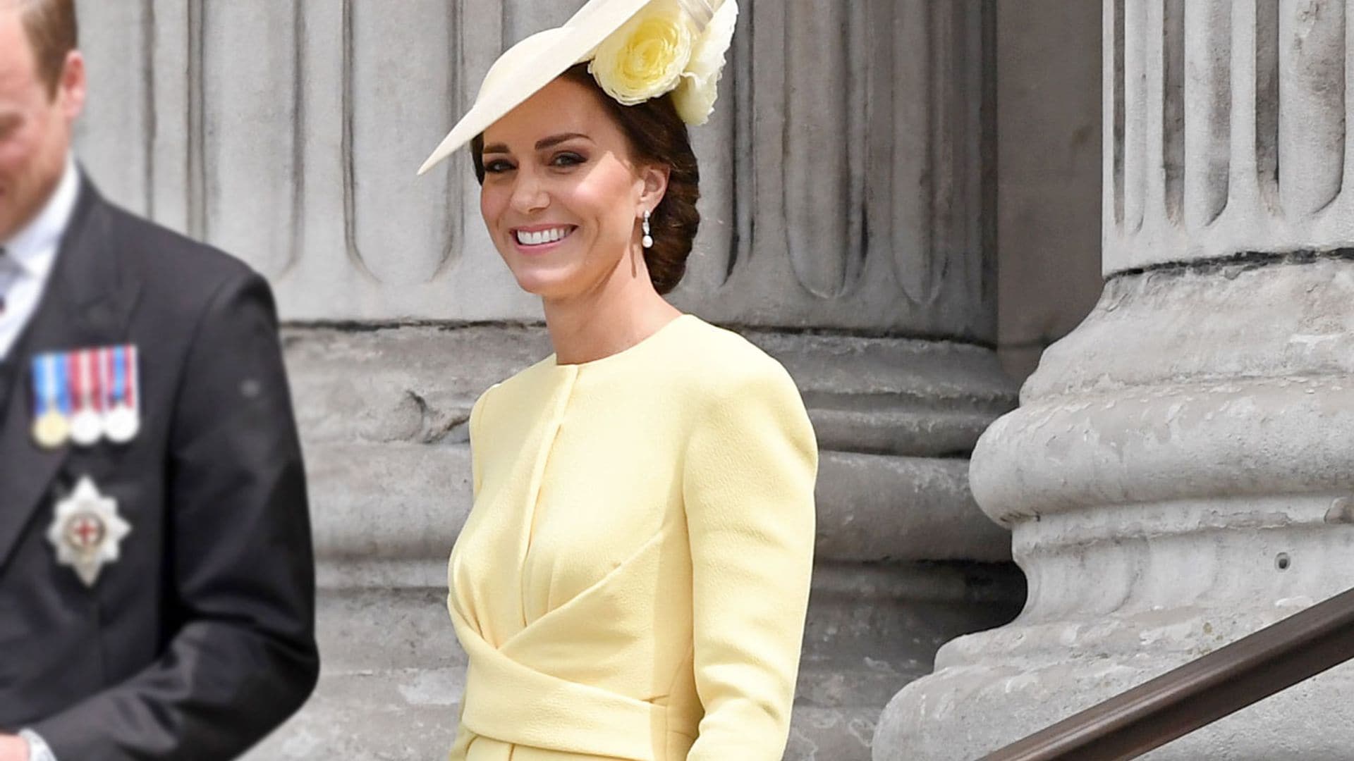 El homenaje de Kate a la reina Isabel II: un diseño amarillo y pendientes de perlas