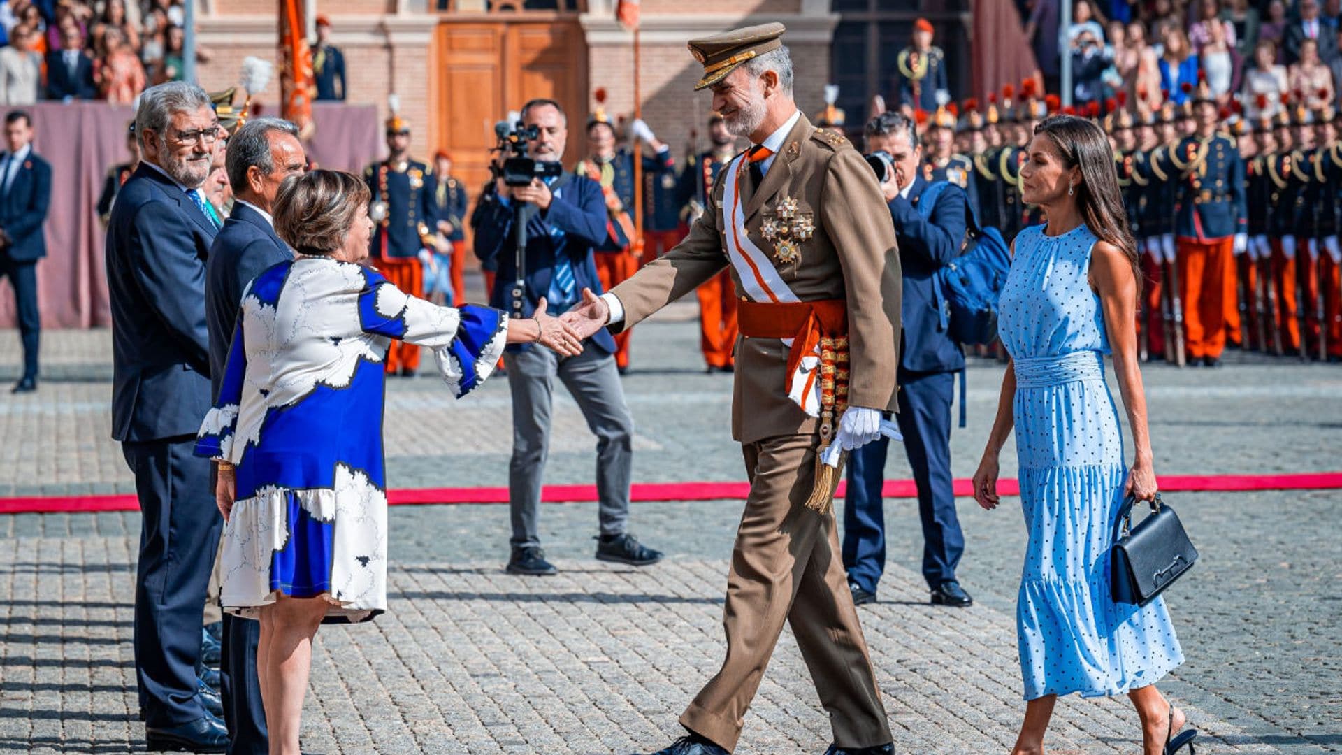 Así fue el cariñoso encuentro de los Reyes con otros padres tras la jura de bandera de la princesa Leonor