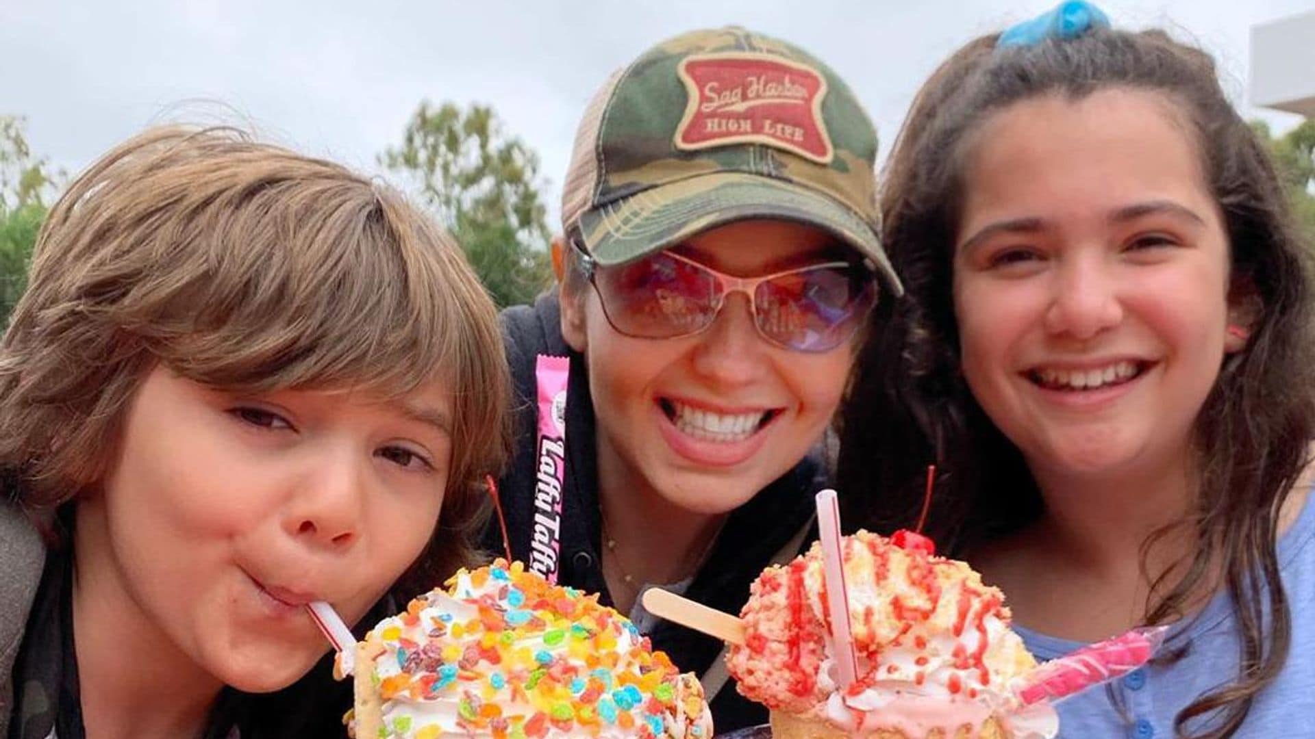 ¡Se la comen a besos! Los hijos de Thalía son los más cariñosos en el #diadelbeso