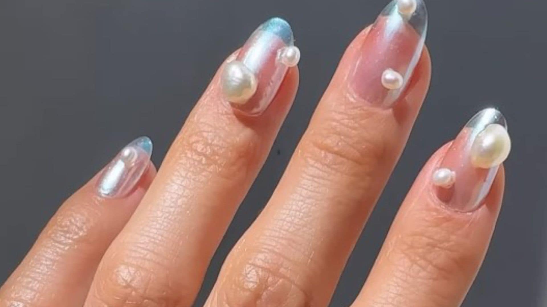 Descubre qué es la manicura tornasol, la tendencia más hipnótica del verano