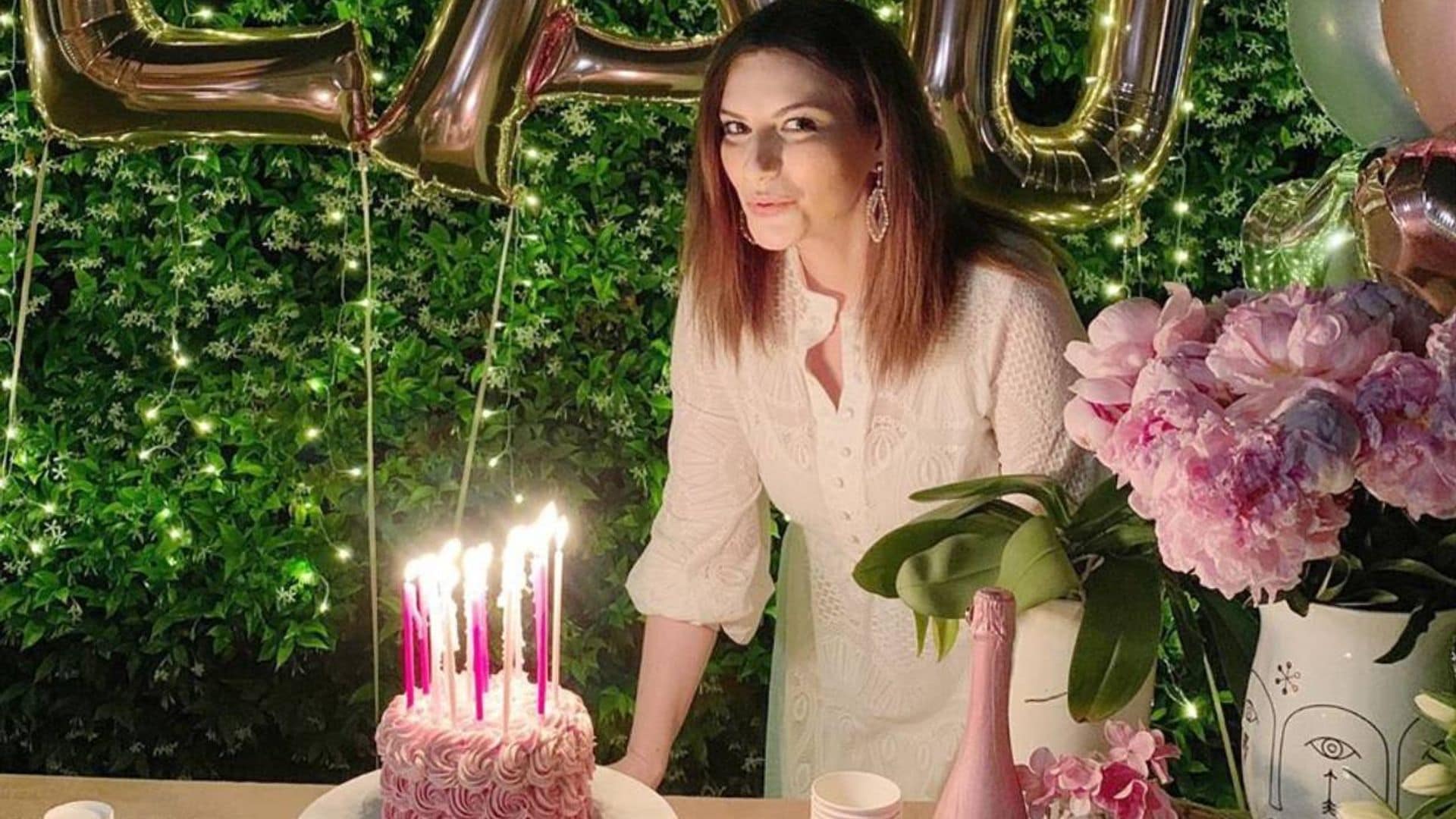 Globos, luces y muchas rosas: Laura Pausini celebra sus 46 años en un jardín de cuento de hadas