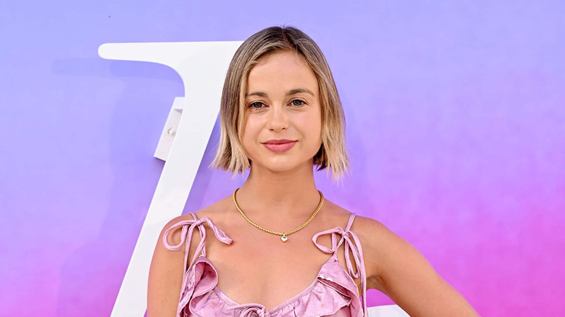 Amelia Windsor, la invitada más 'coquette' de Londres con vestido lencero y accesorios muy originales