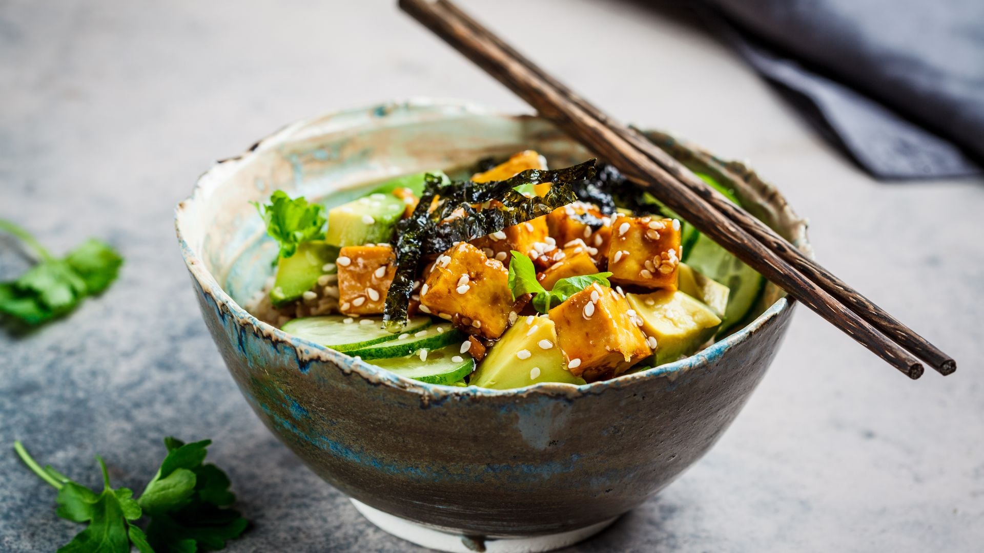 Poke bowl con tofu, alga nori y aguacate