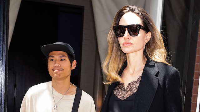 Angelina Jolie con su hijo Pax en verano de 2023 en Nueva York