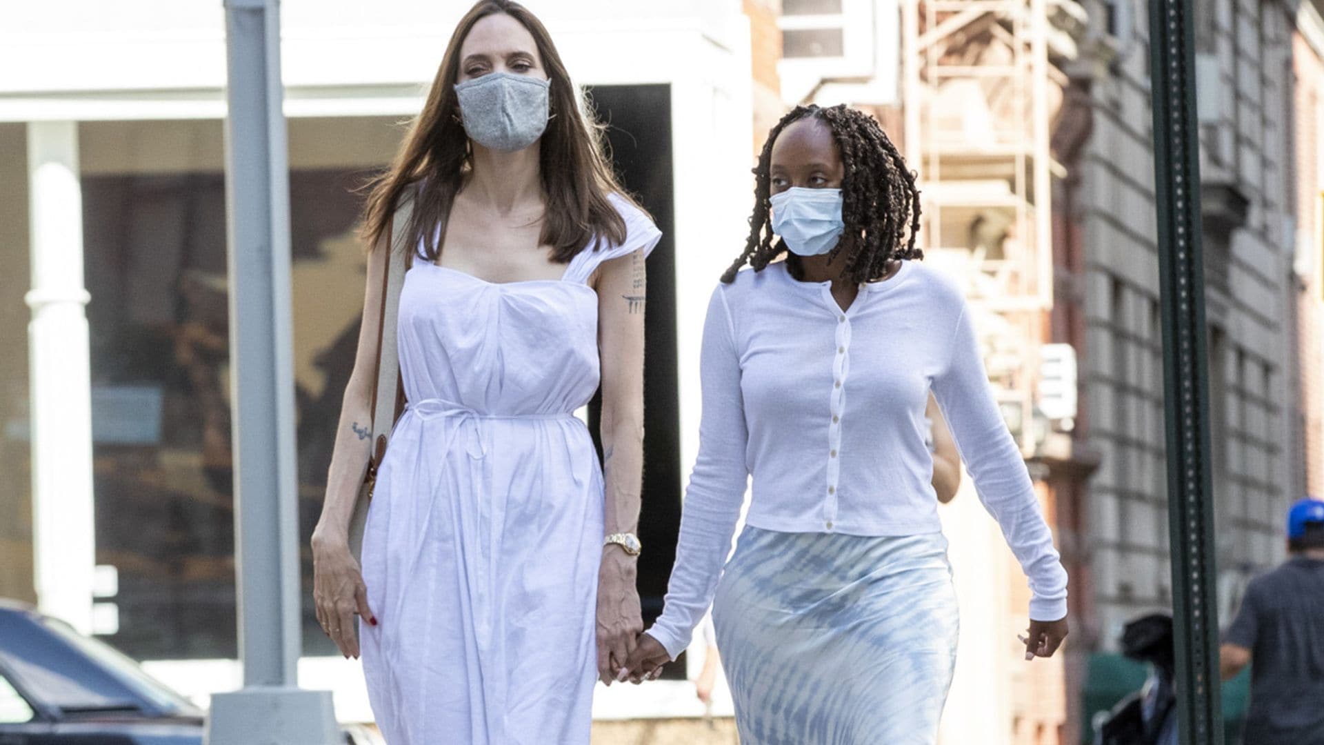 El vestido blanco de Angelina Jolie y sus versiones asequibles que no te quitarás hasta octubre