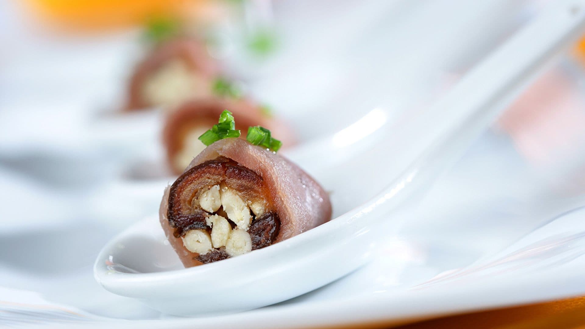 Rollitos de mojama de atún con dátiles y piñones