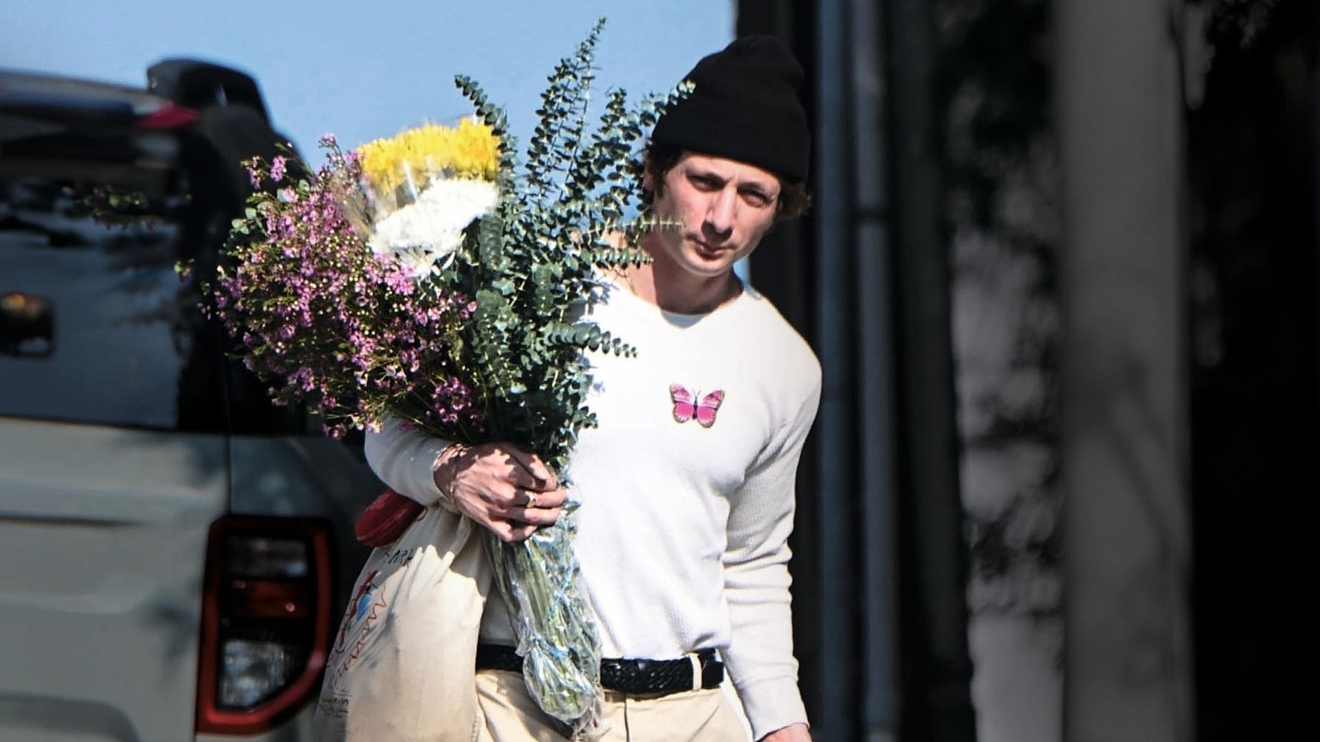 Jeremy Allen White, un papá a la última, con la familia a cuestas