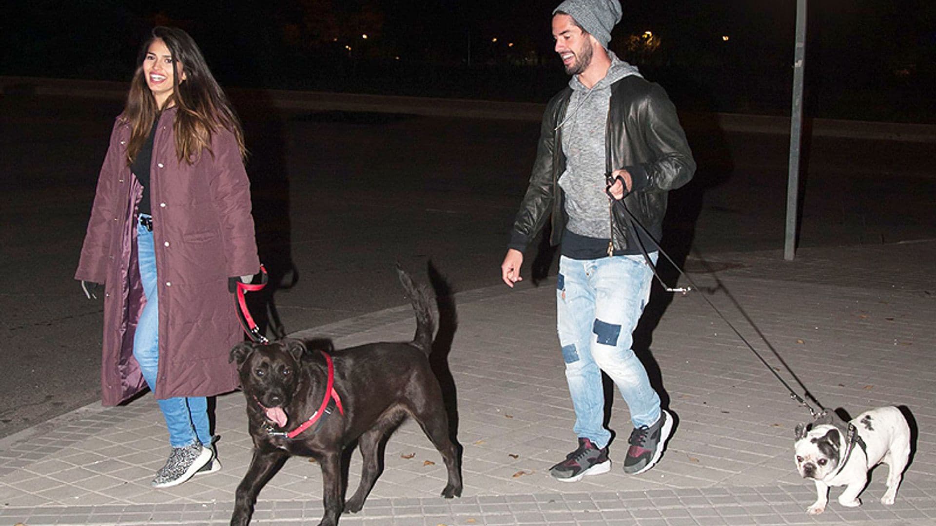 Isco Alarcón y Sara Sálamo, inseparables... ¡hasta para pasear a sus mascotas!