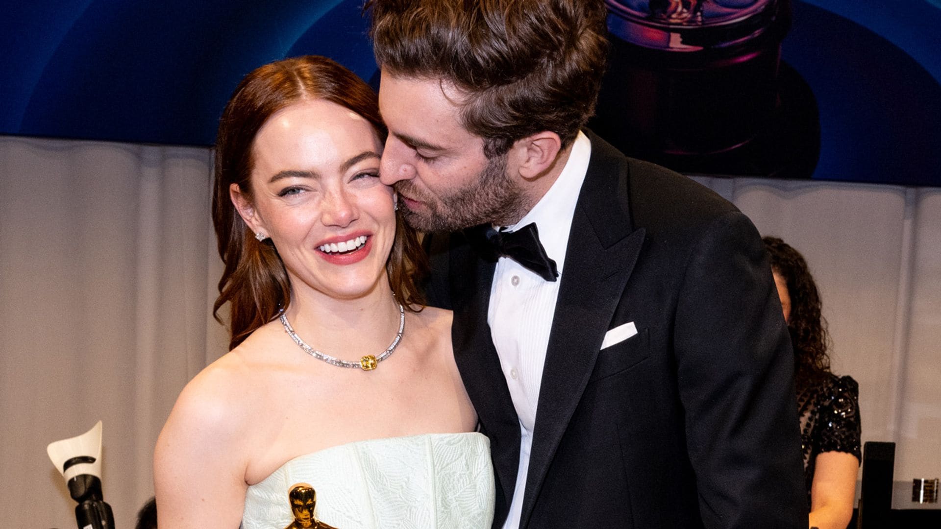 Los románticos gestos de Emma Stone y Dave McCary en los Premios Oscar ¡más cariñosos que nunca!