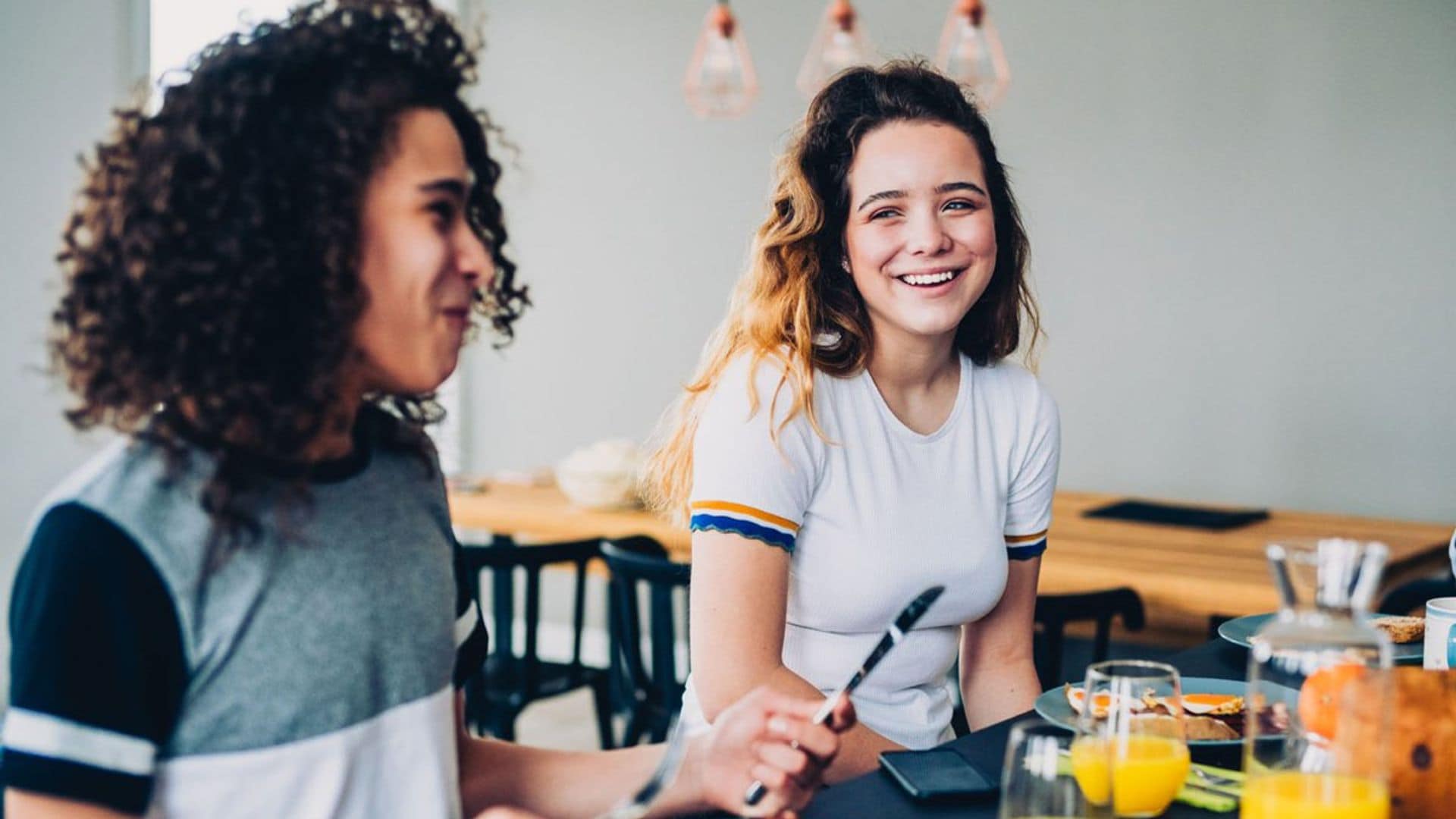 ¿Cuánto debe comer un adolescente y qué alimentos necesita?