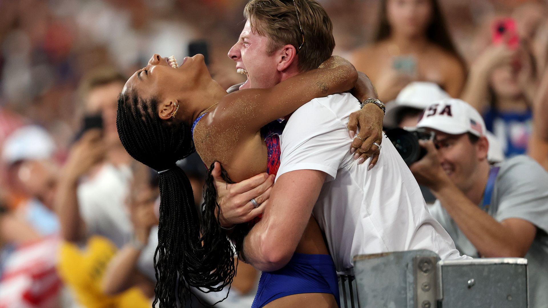 La historia de amor de Tara Davis-Woodhall, oro en salto de longitud, y el atleta paralímpico Hunter Woodhall