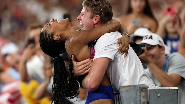 La historia de amor de Tara Davis-Woodhall, oro en salto de longitud, y el atleta paralímpico Hunter Woodhall