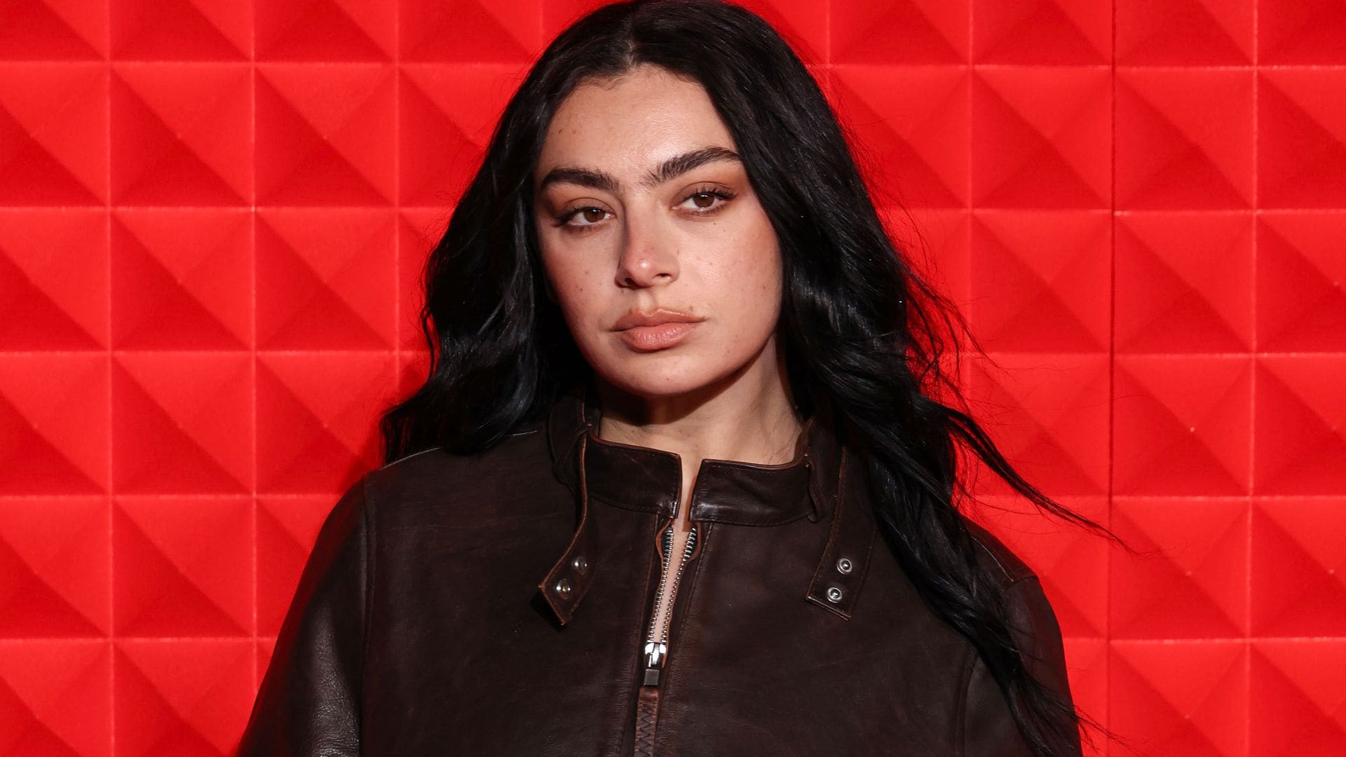 Charli XCX es nuestra musa para lograr un atuendo total de cuero este otoño