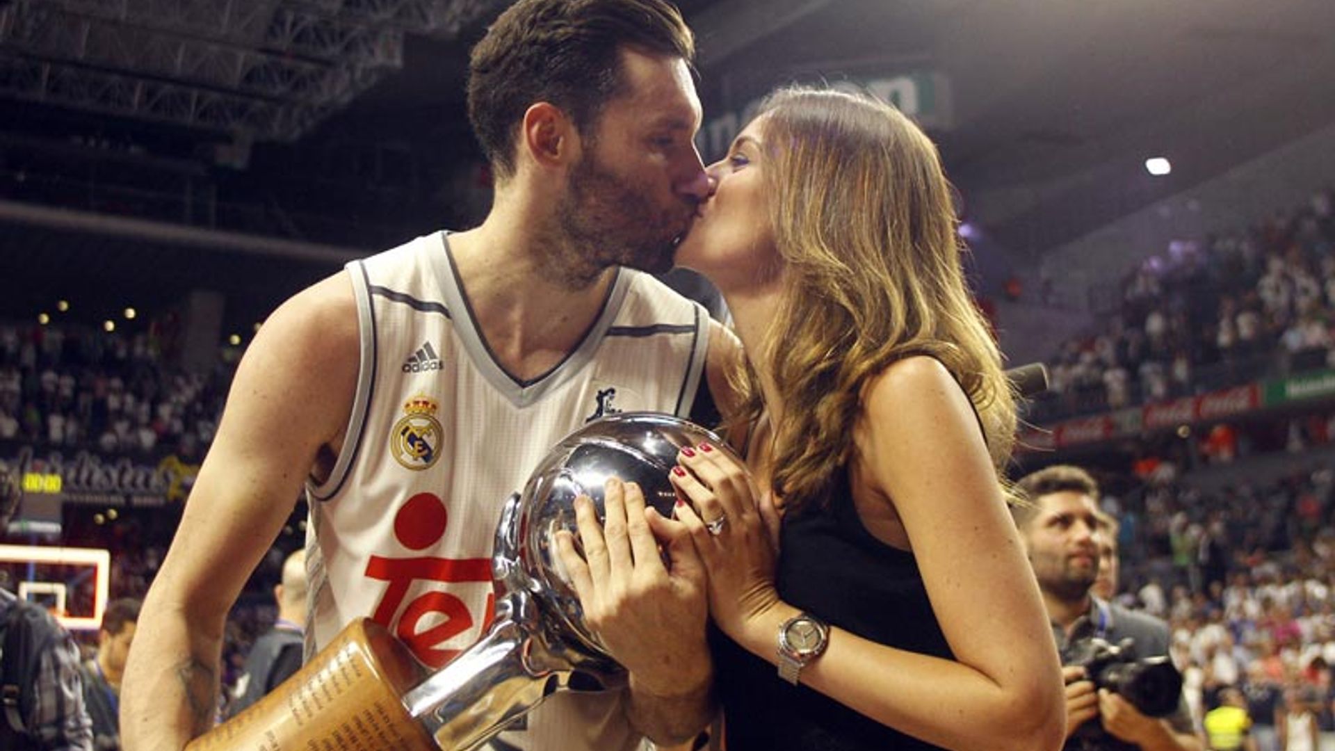 El beso de la victoria de Helen Lindes y Rudy Fernández