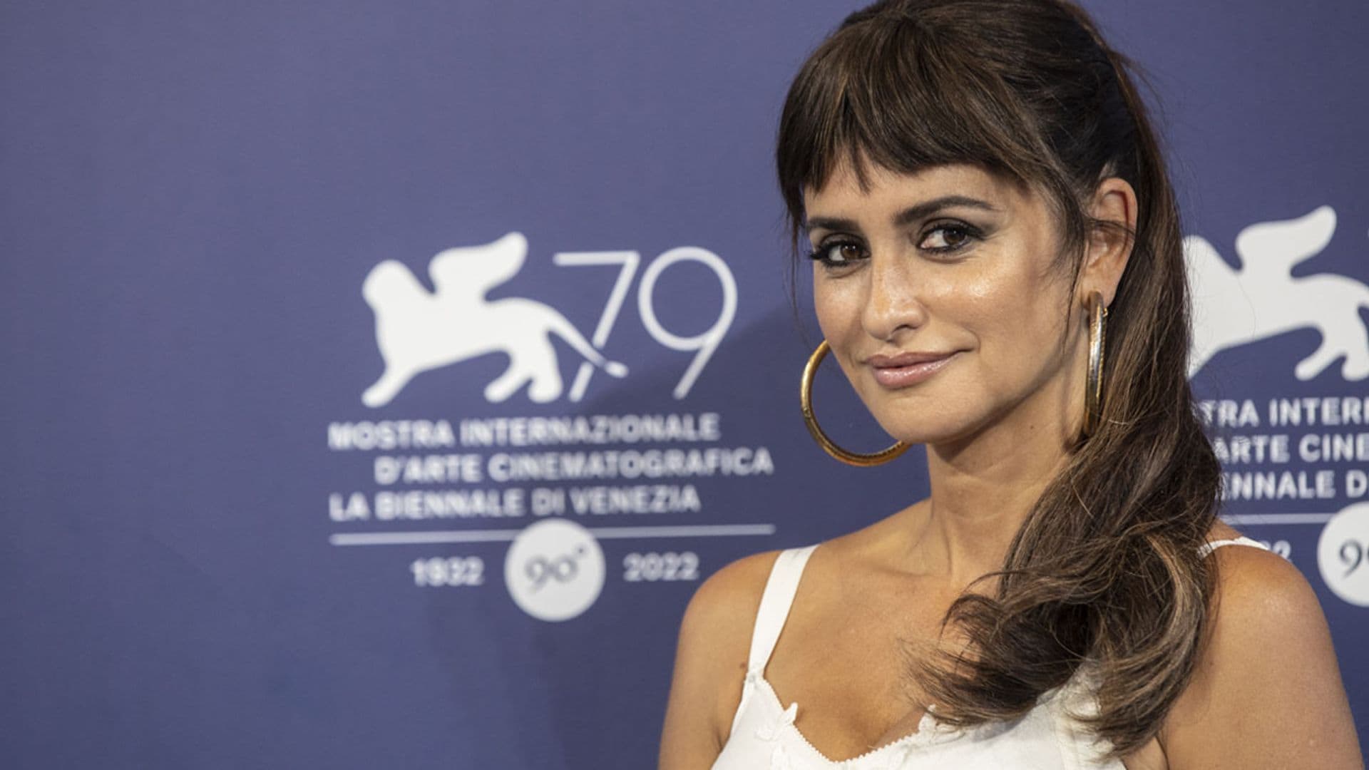 El look más 'italiano' de Penélope Cruz: coleta con flequillo, vestido 'boho' y pendientes de aro