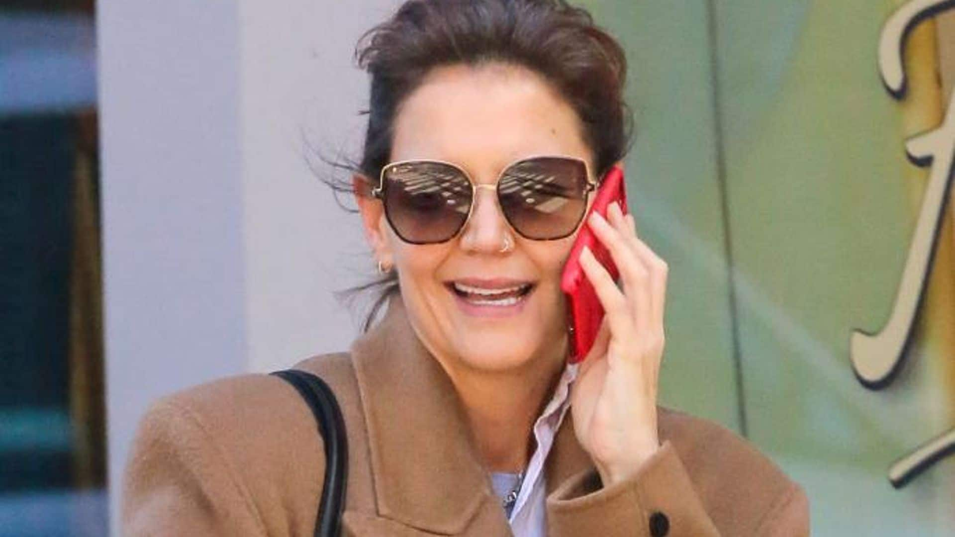 Katie Holmes muestra cómo elevar tu ‘look’ con un maxi abrigo