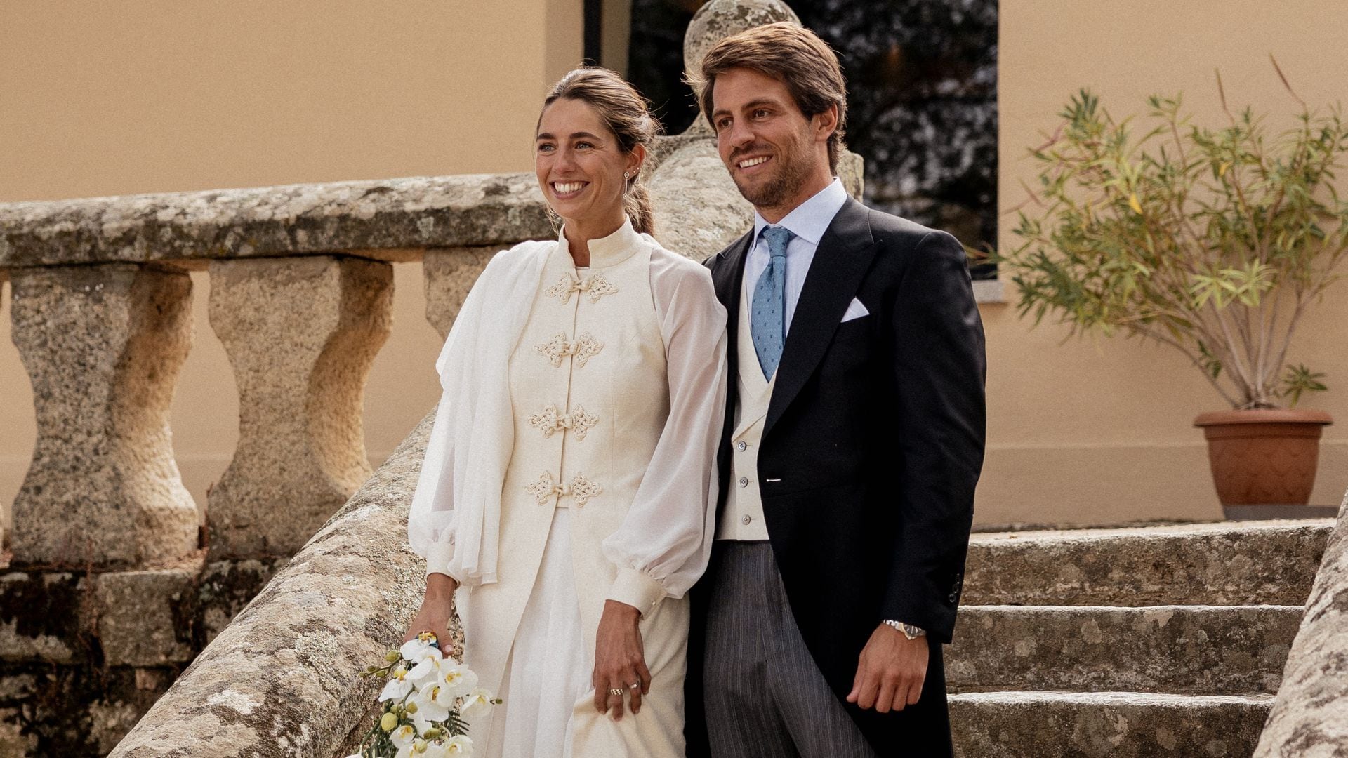 Un vestido de novia con chaleco vietnamita e inspirado en su madre: el look  de Ana para su boda en Madrid