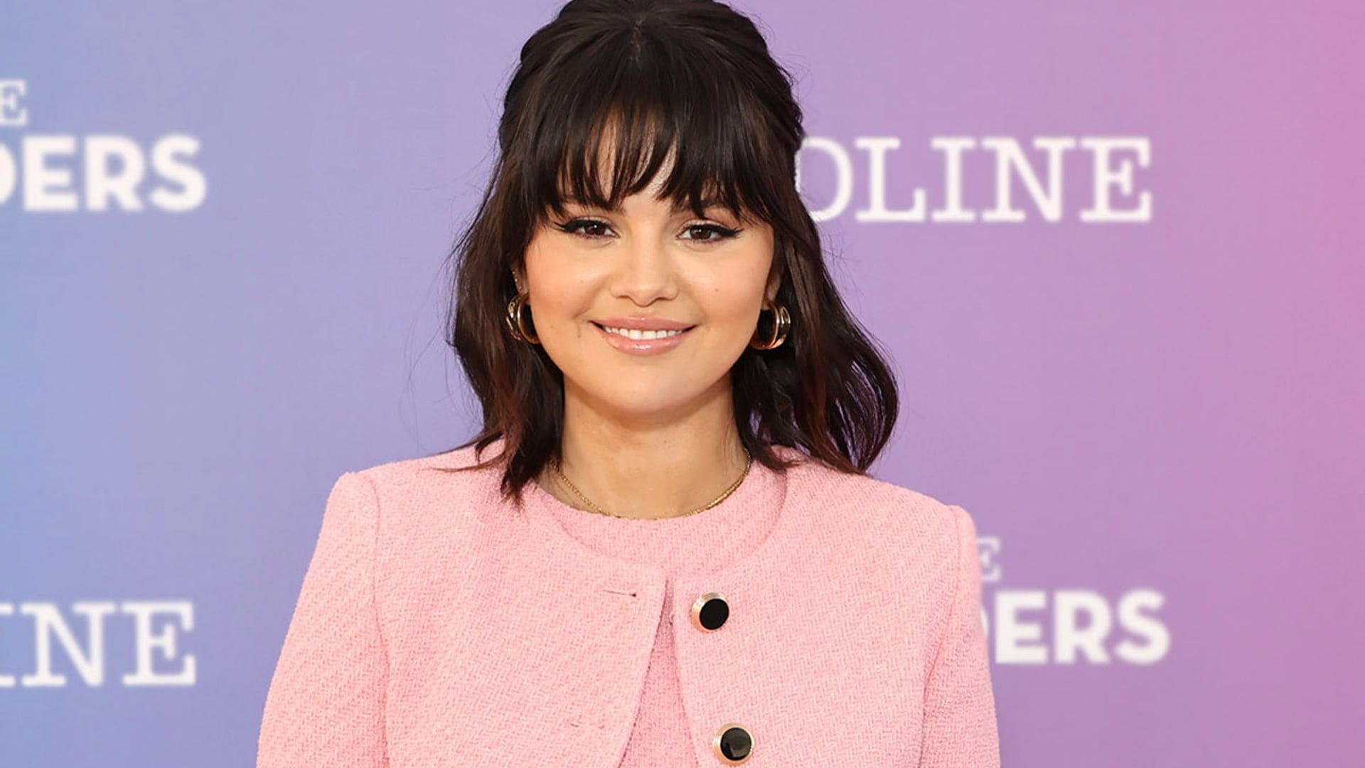 Tengas el pelo liso o rizado, el flequillo de Selena Gomez te sentaría de maravilla