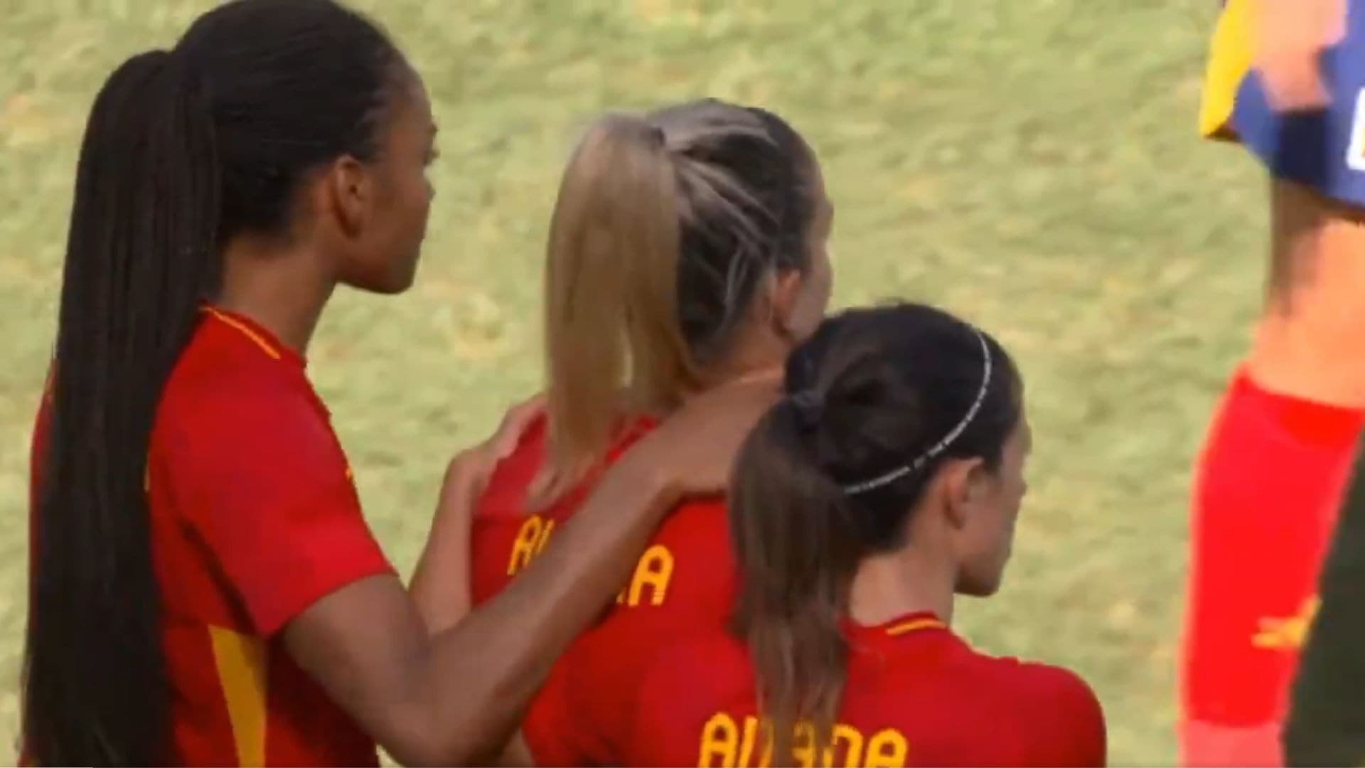 Las compañeras apoyando a Alexia Putellas en el partido contra Alemania