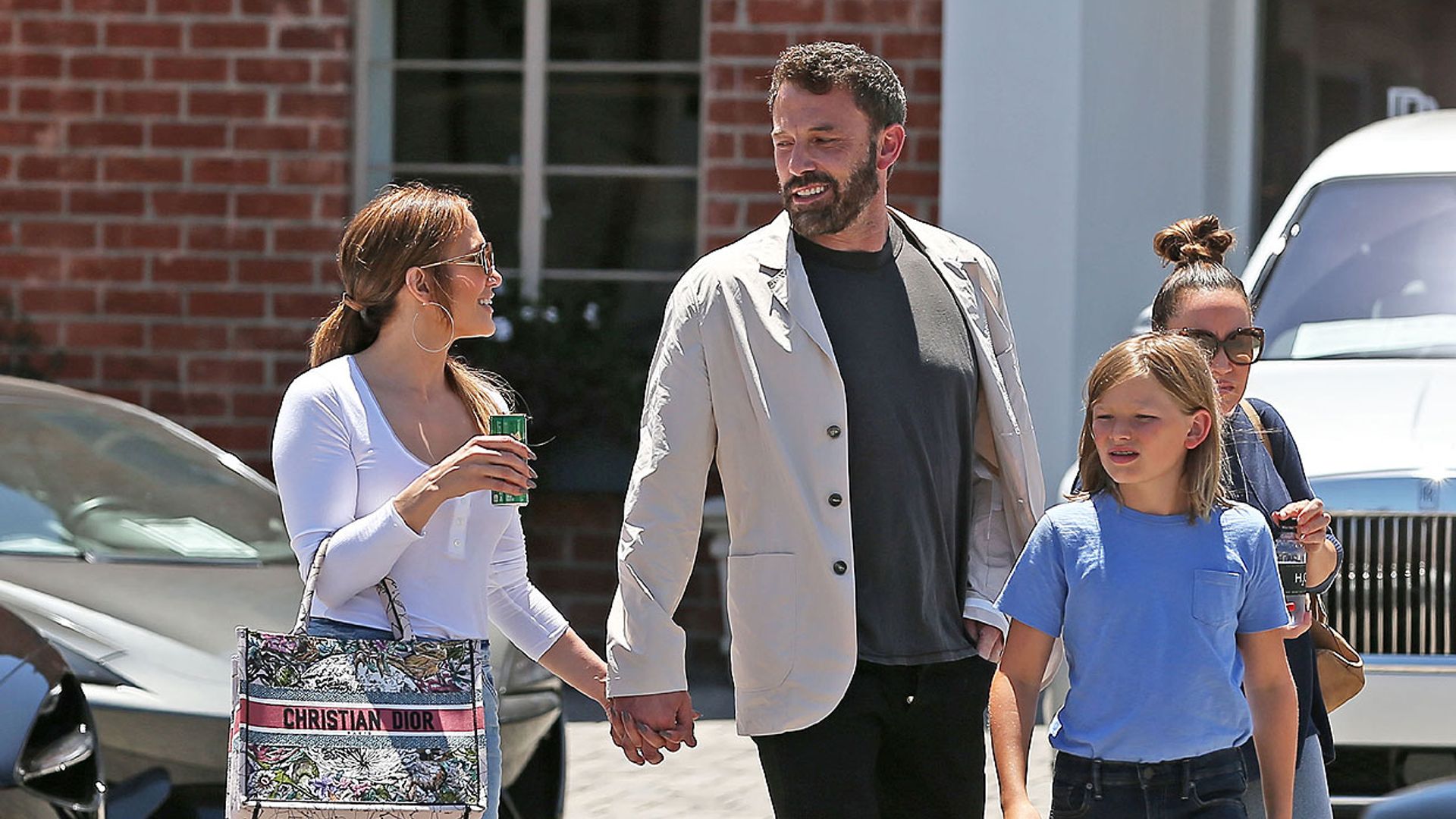 Jennifer Lopez y Ben Affleck siguen buscando coche tras el incidente del hijo menor del actor