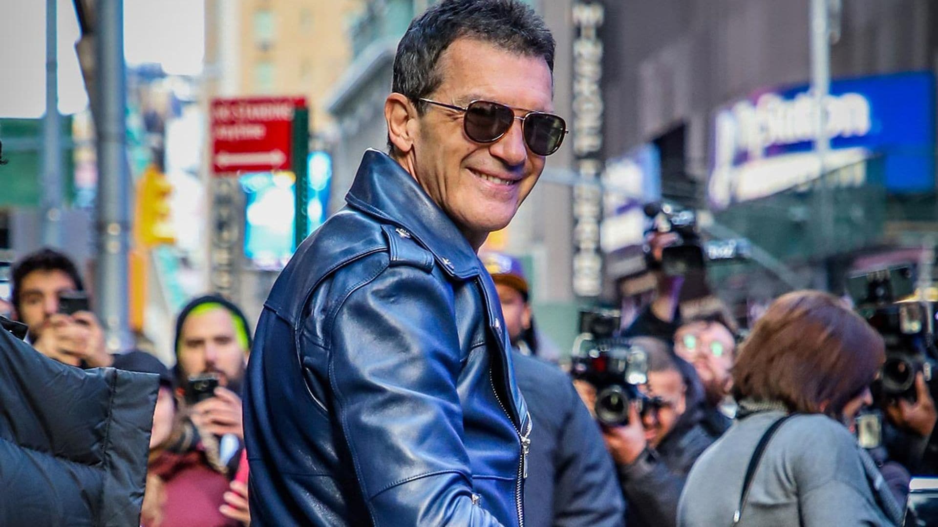 ¡Calienta motores para los Oscar! Antonio Banderas paraliza Times Square